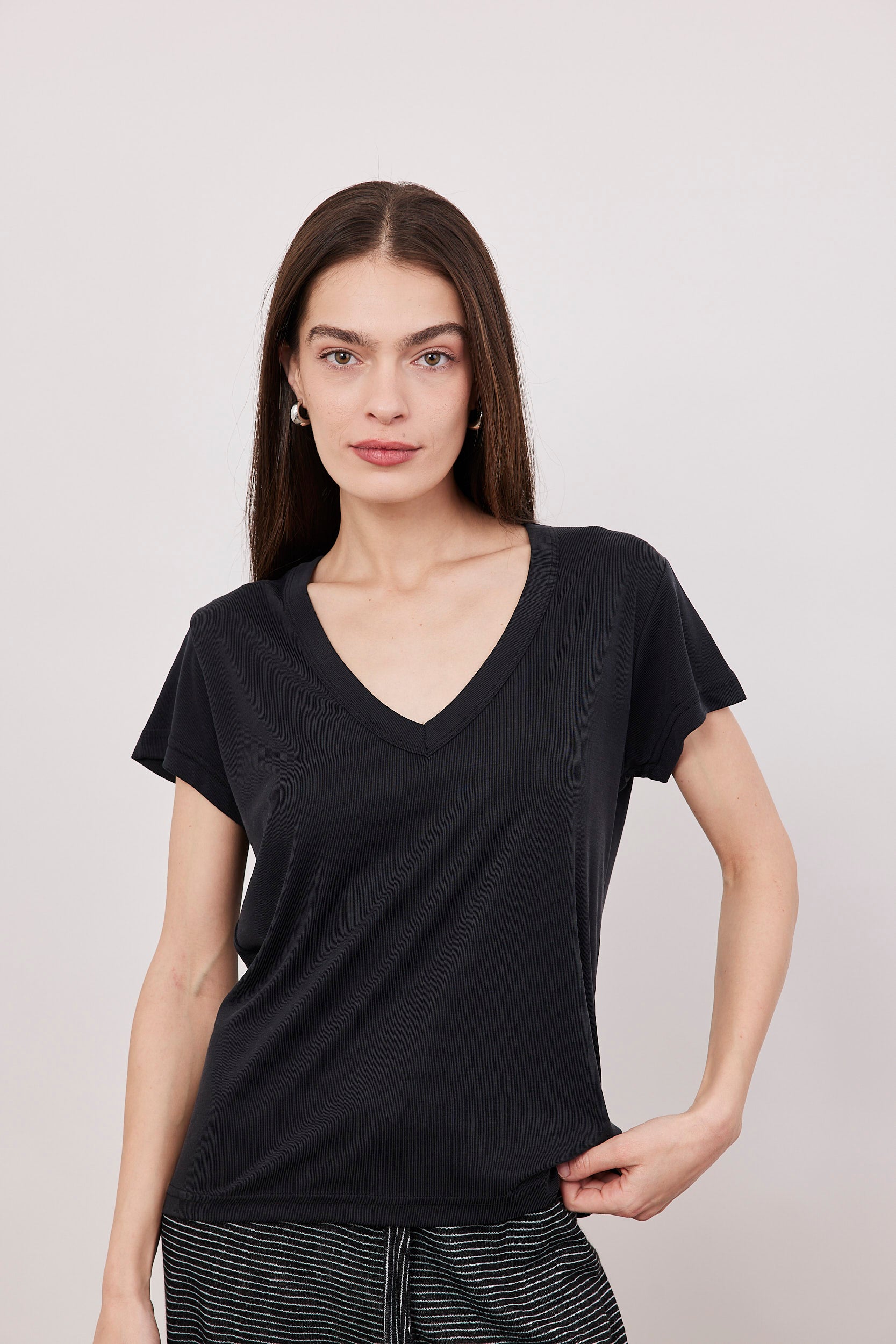 טי-שירט וי בד מודל