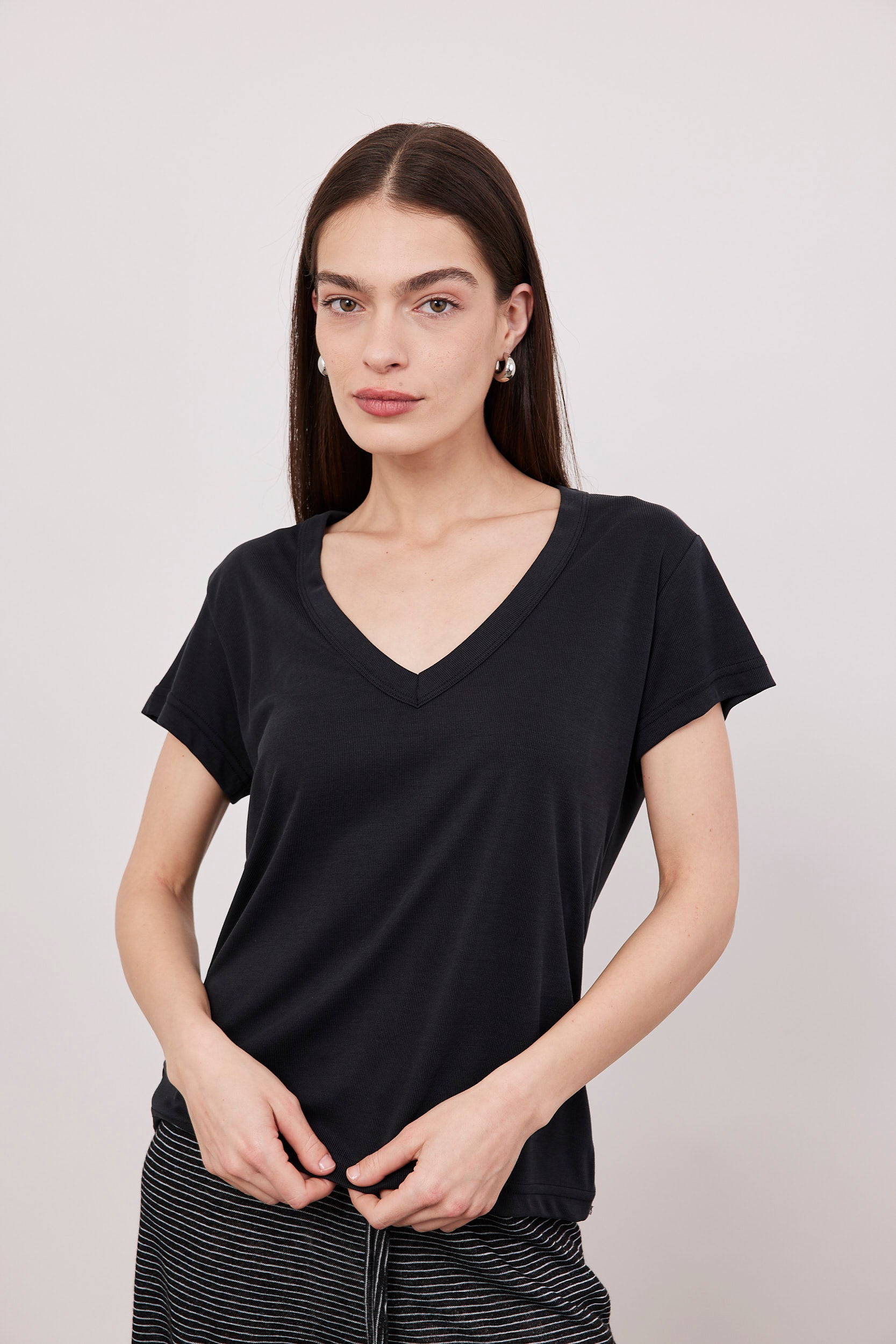 טי-שירט וי בד מודל