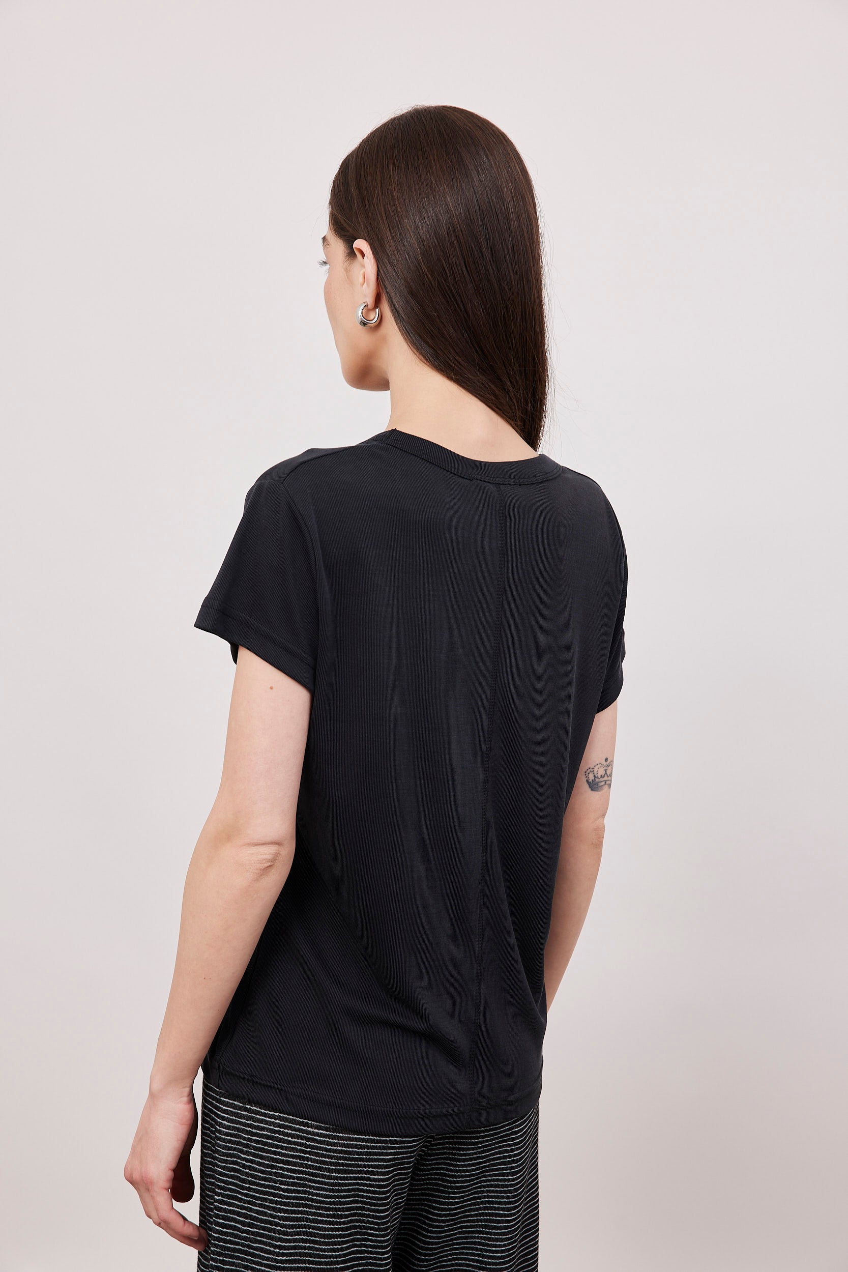 טי-שירט וי בד מודל