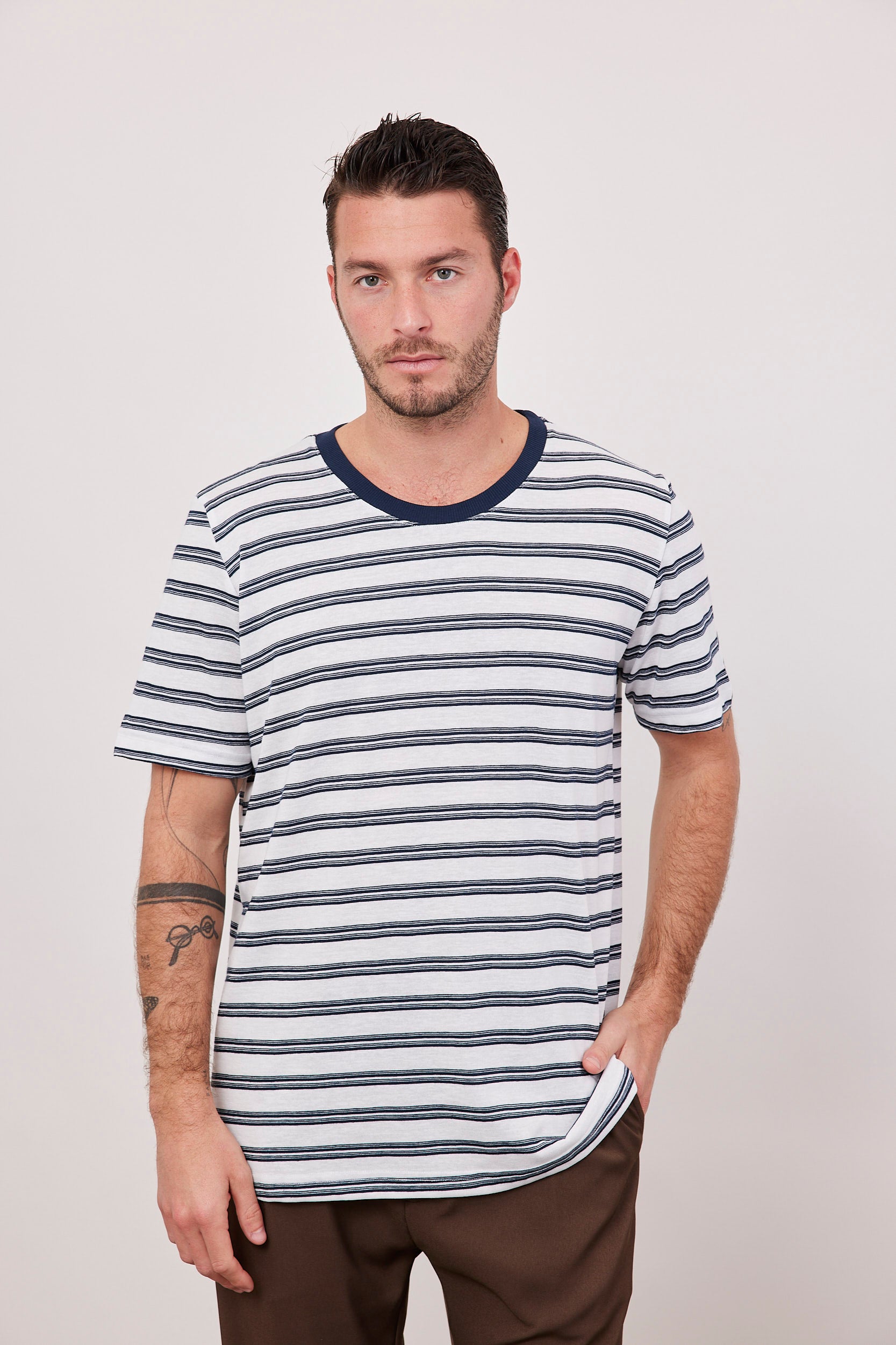 טי-שירט פסים בשילוב ריב