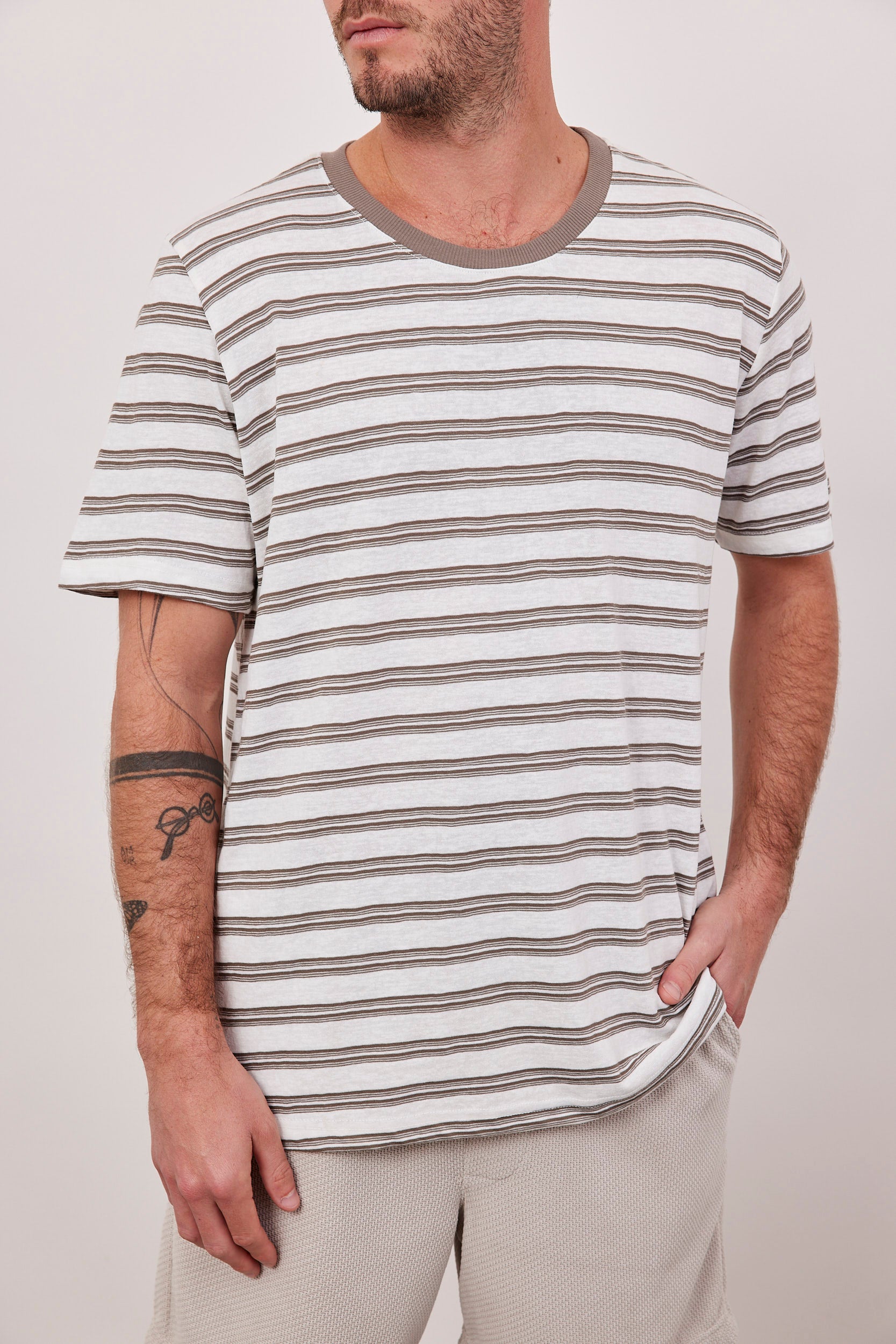 טי-שירט פסים בשילוב ריב