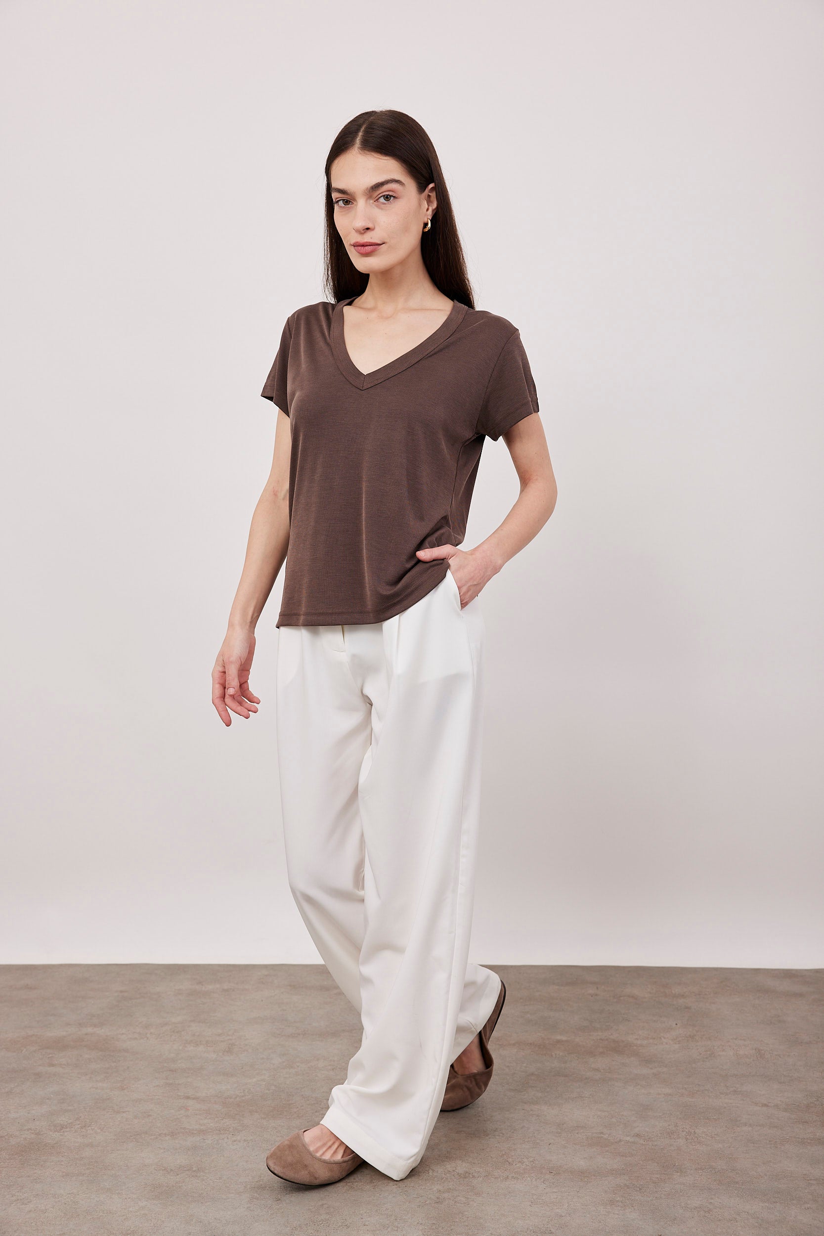 טי-שירט וי בד מודל