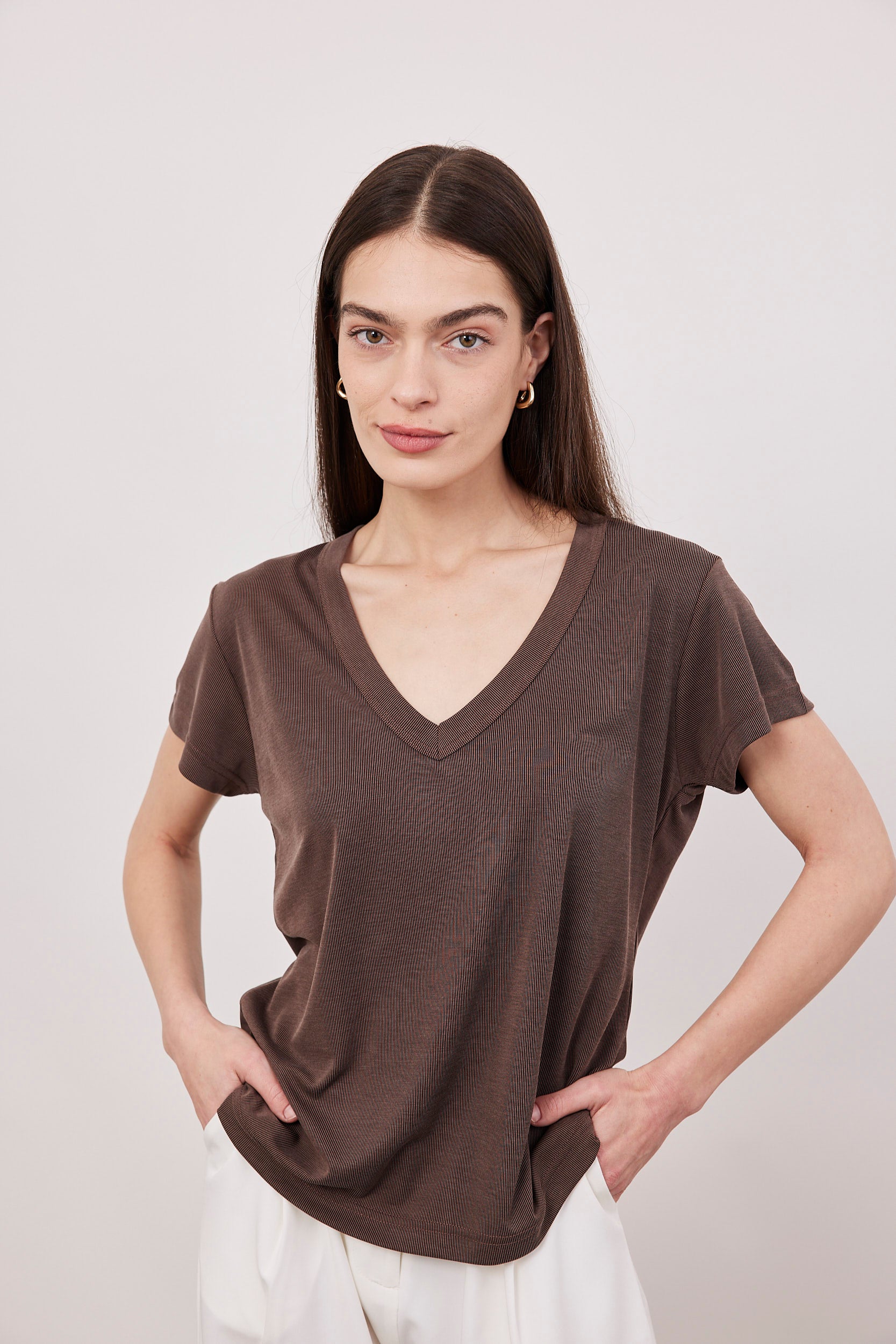 טי-שירט וי בד מודל