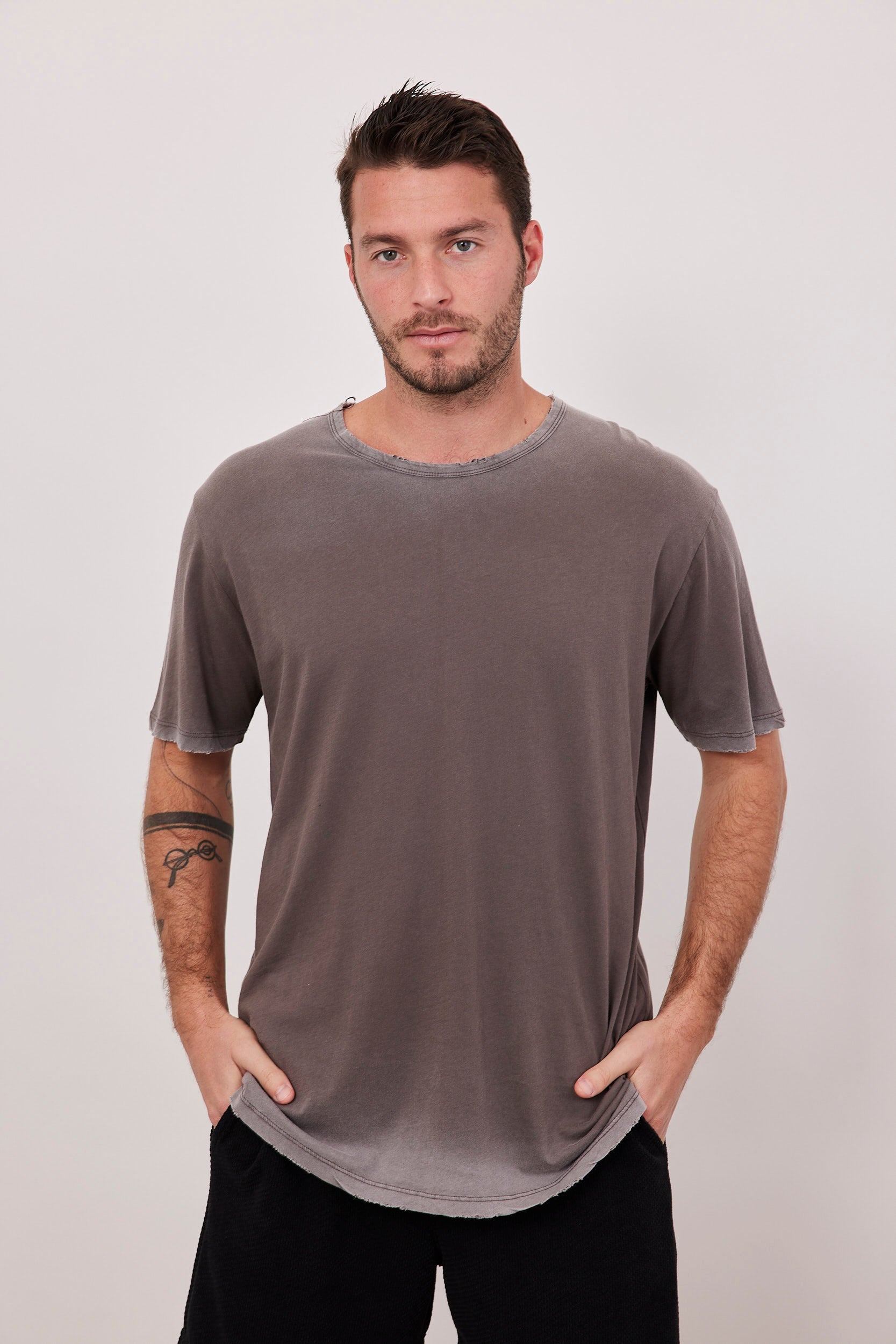 חולצת בייסיק בשטיפת ווש