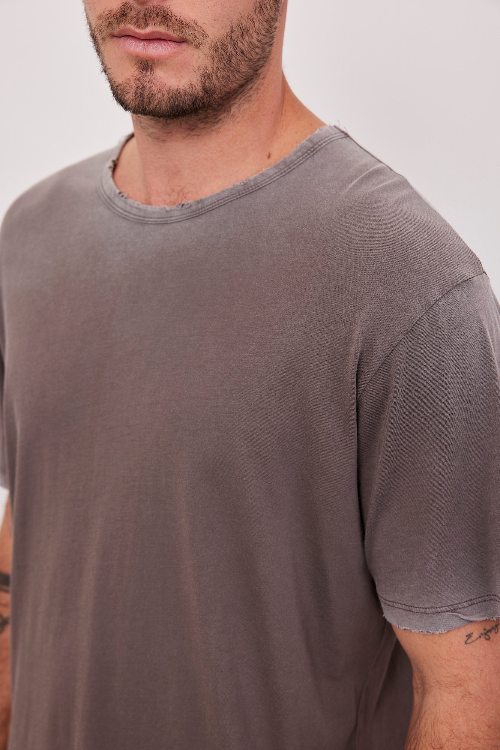 חולצת בייסיק בשטיפת ווש