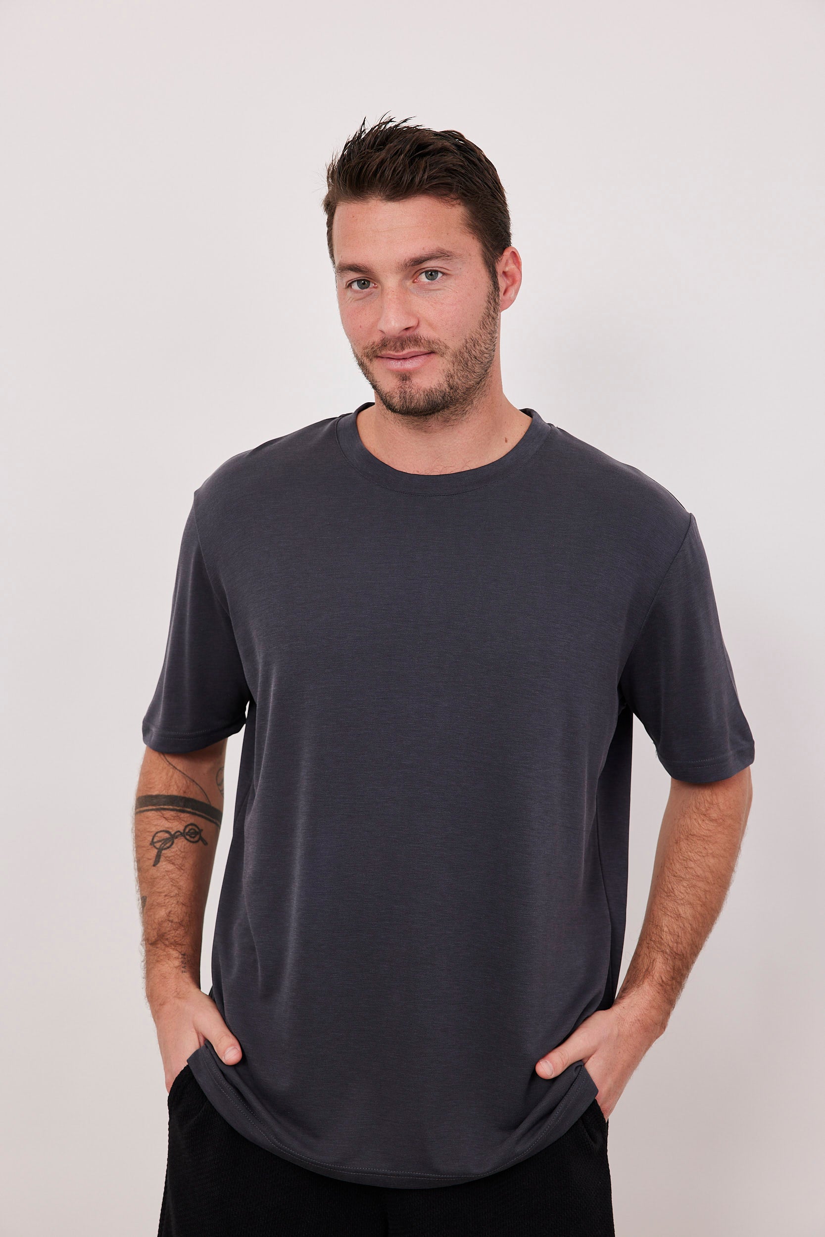 טי שירט מודל