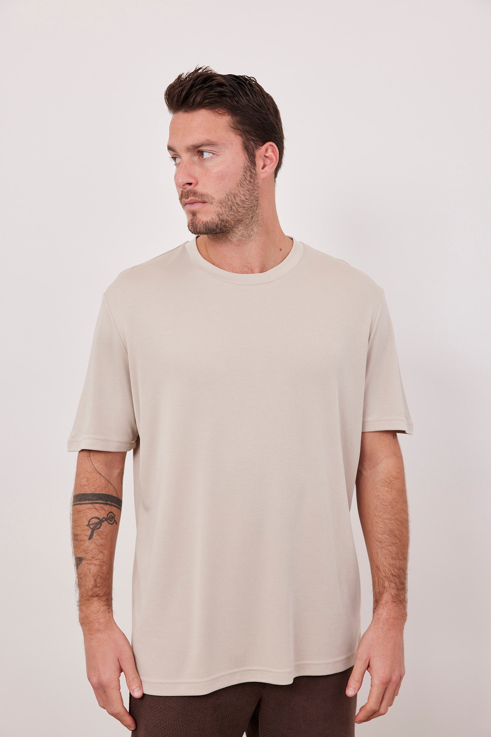 טי שירט מודל