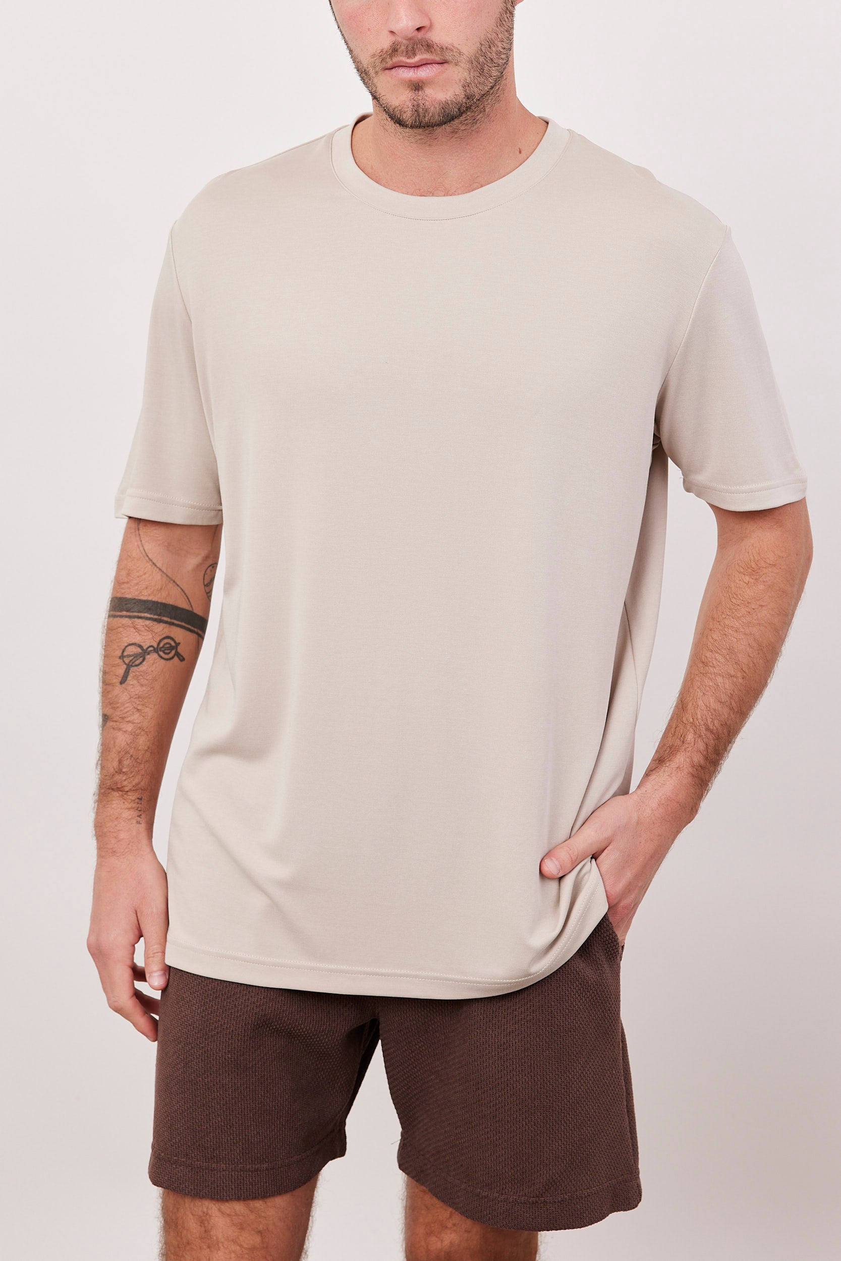 טי שירט מודל