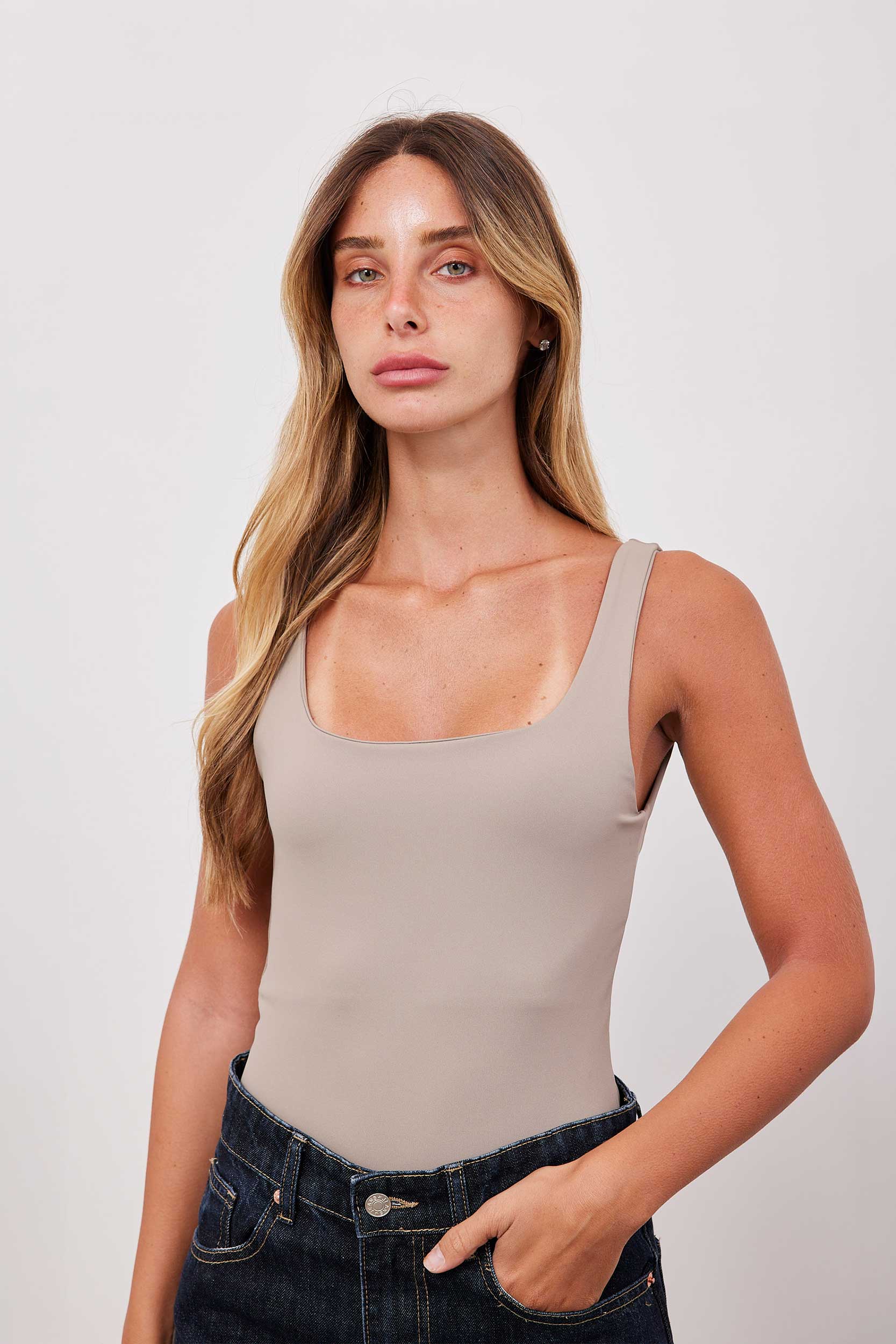 בגד גוף במפתח מרובע