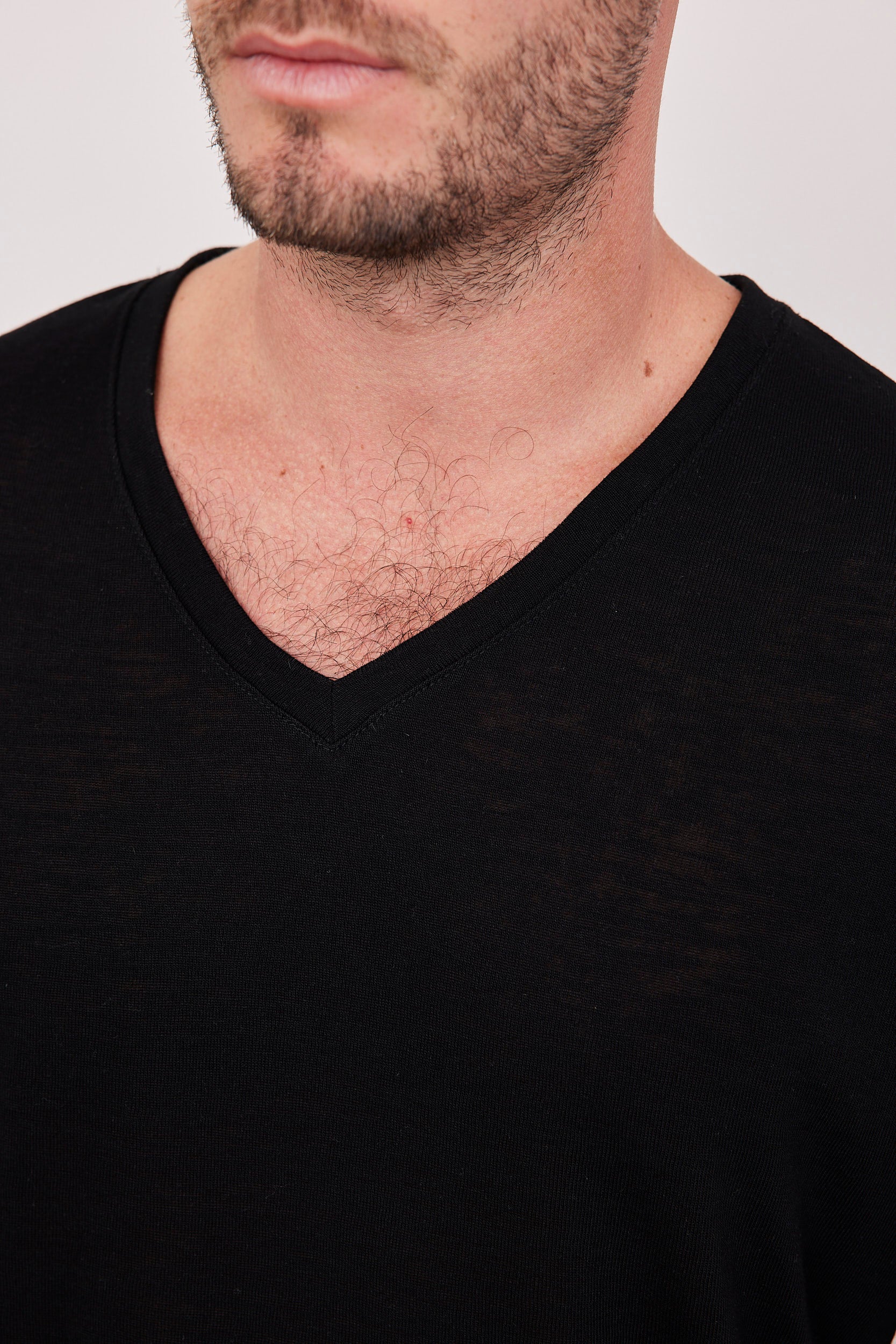 חולצת וי מראה פשתן