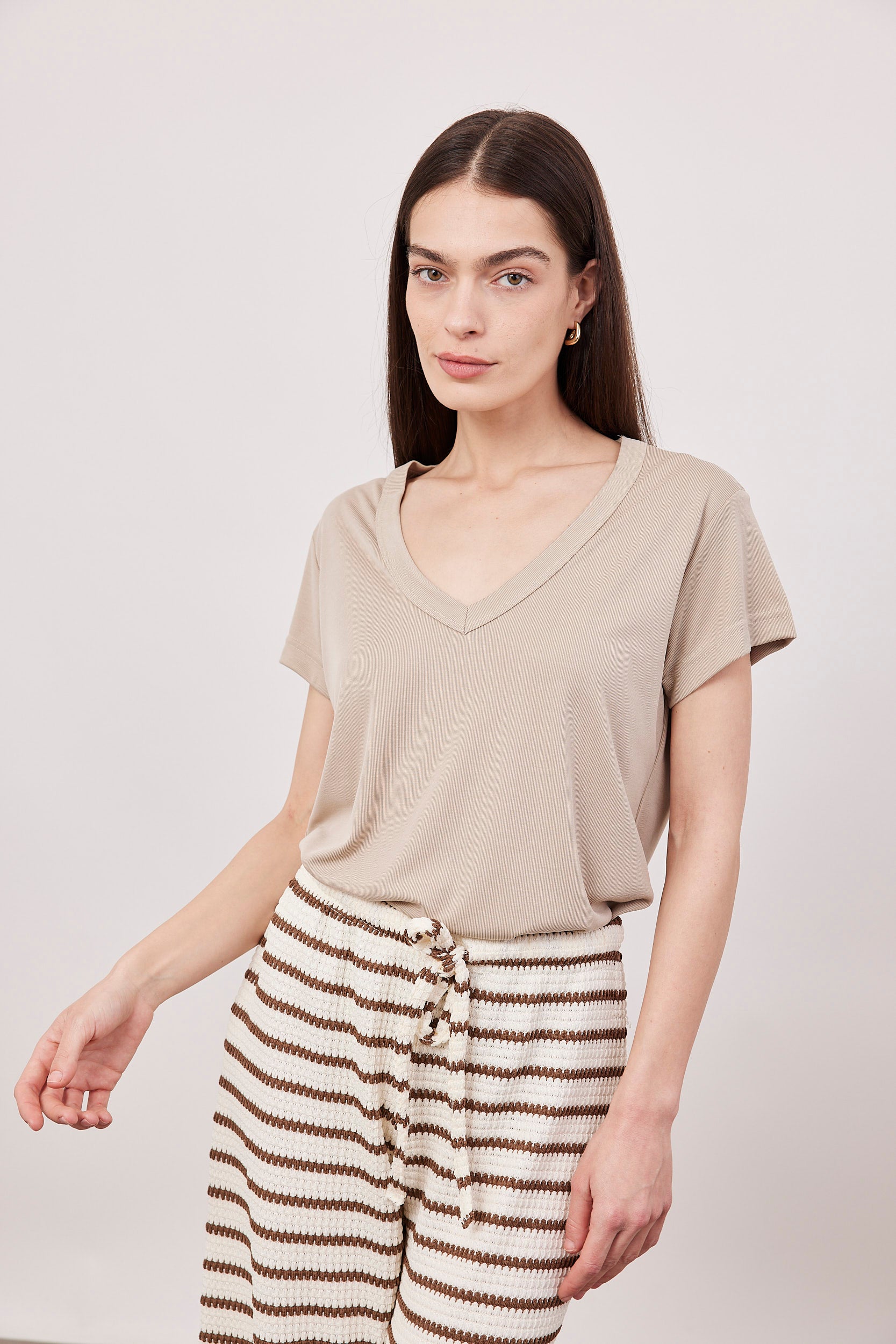 טי-שירט וי בד מודל