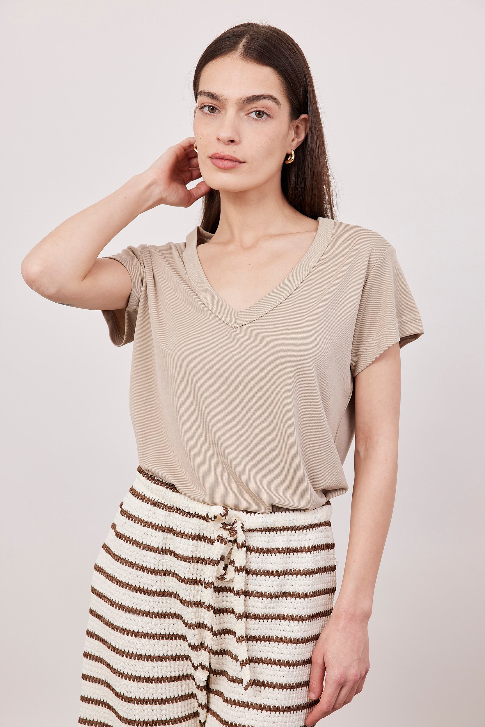 טי-שירט וי בד מודל