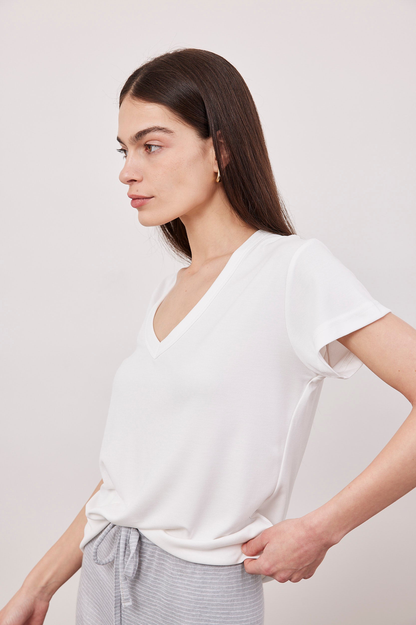 טי-שירט וי בד מודל