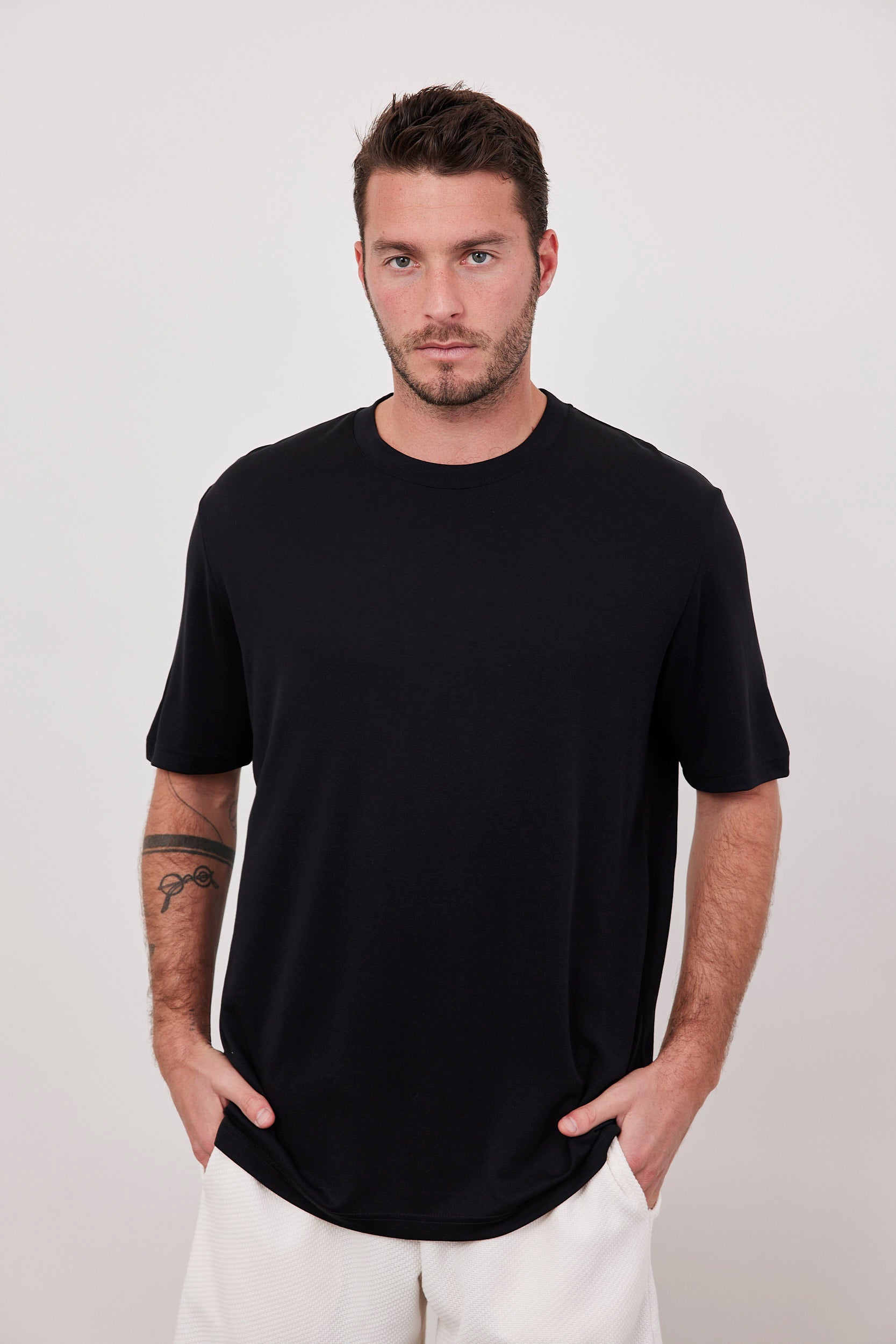 טי שירט מודל