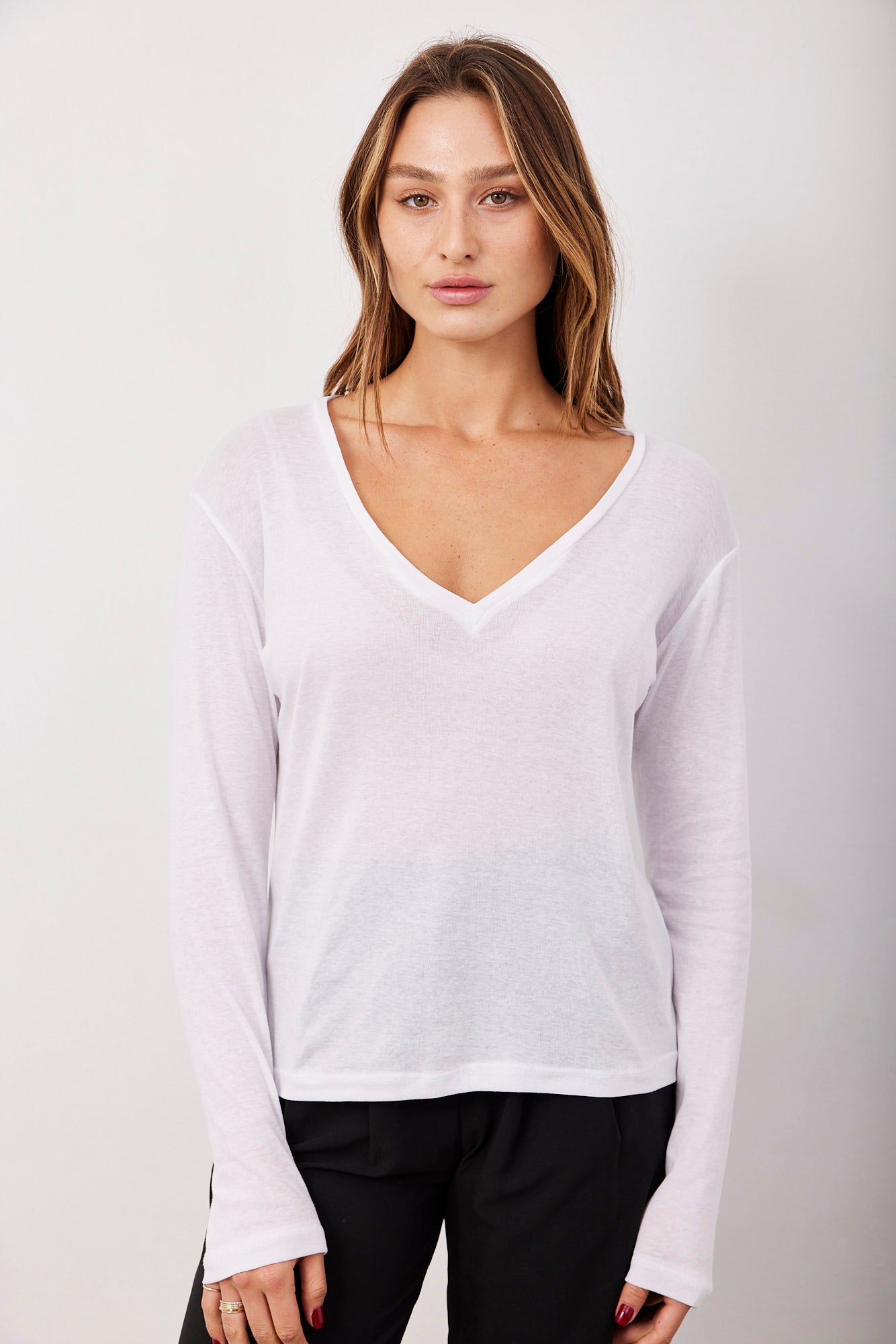 חולצת בייסיק וי שקפקפה - ITAY BRANDS