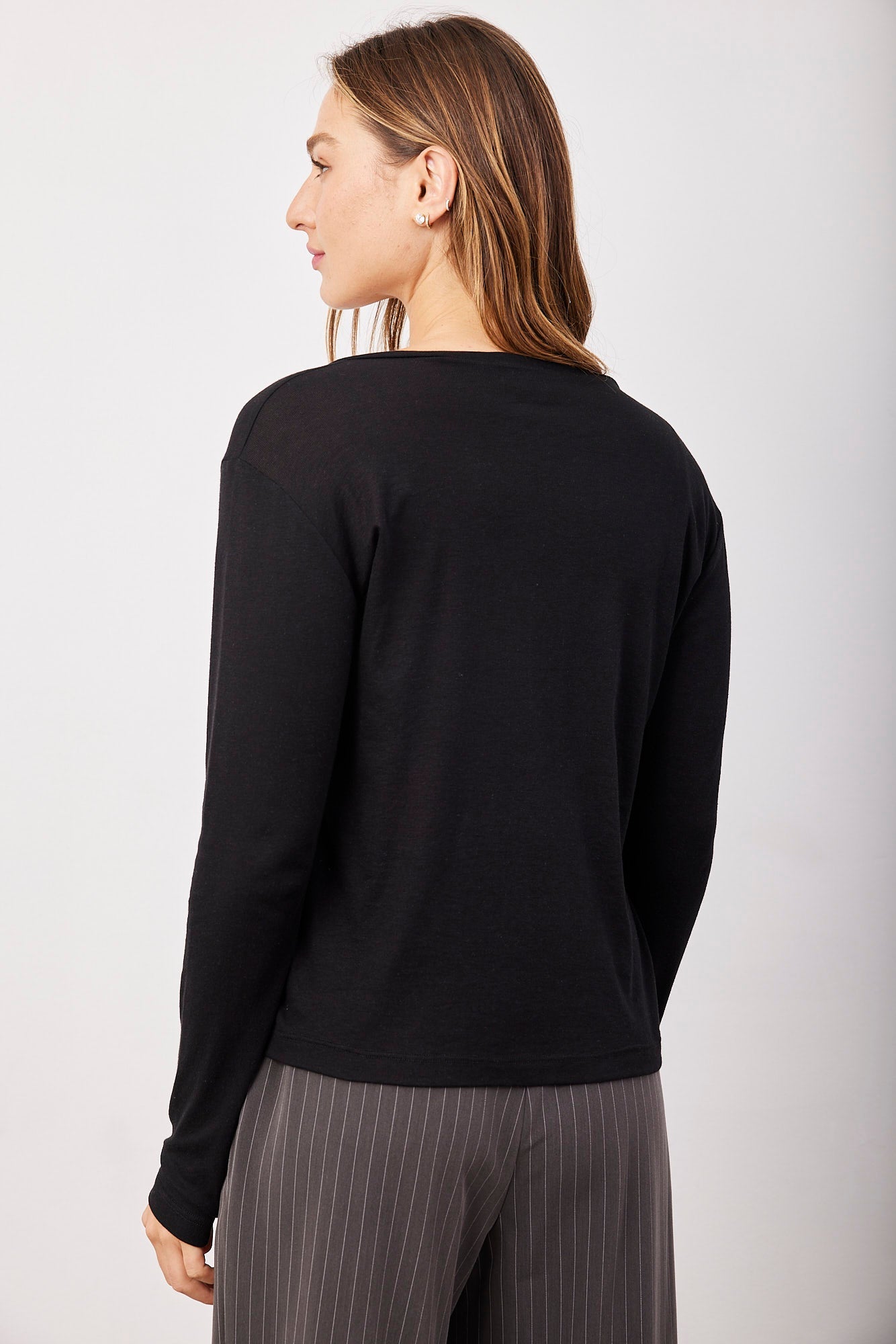 חולצת בייסיק וי שקפקפה - ITAY BRANDS