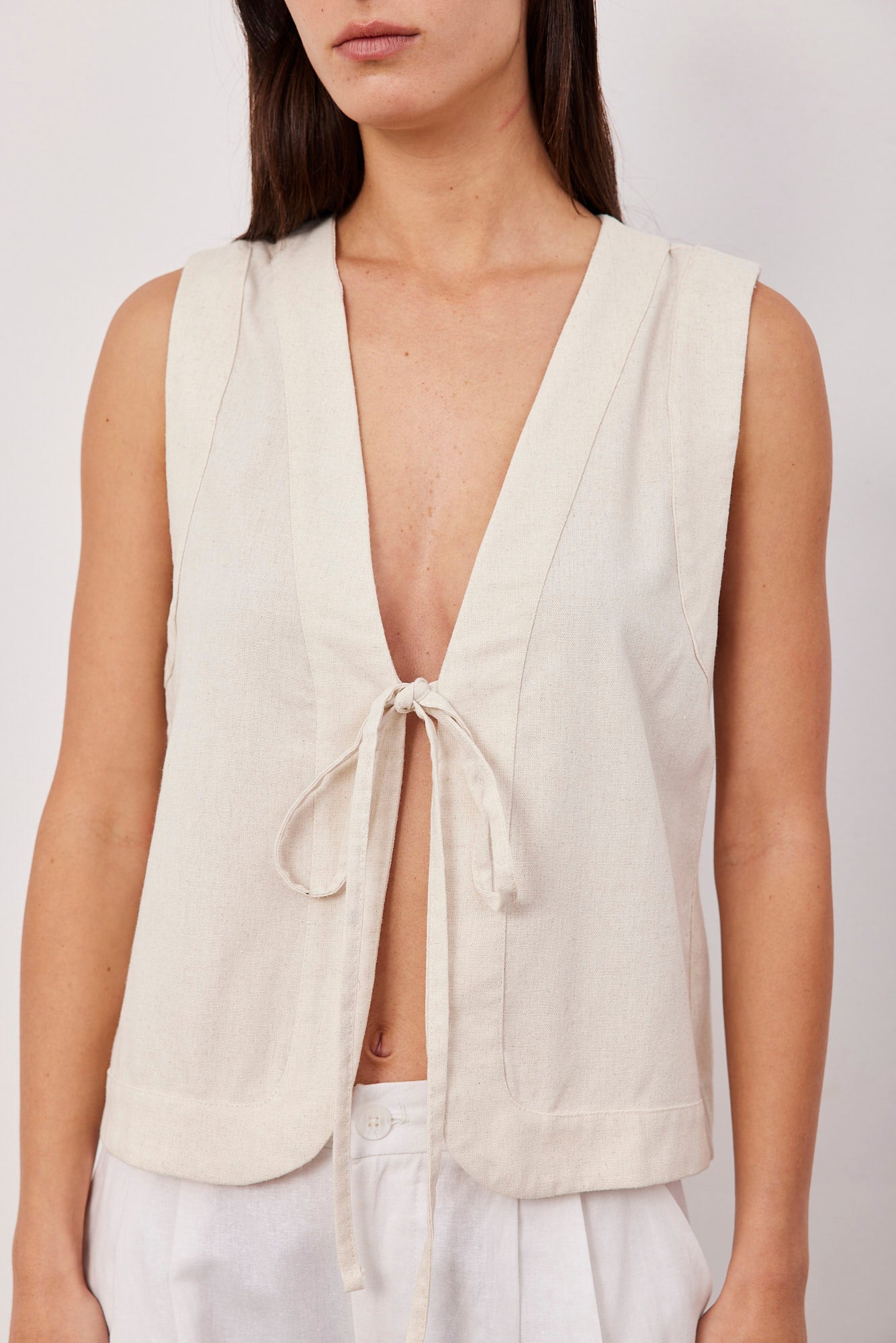 וסט בשילוב פשתן עם קשירה - ITAY BRANDS