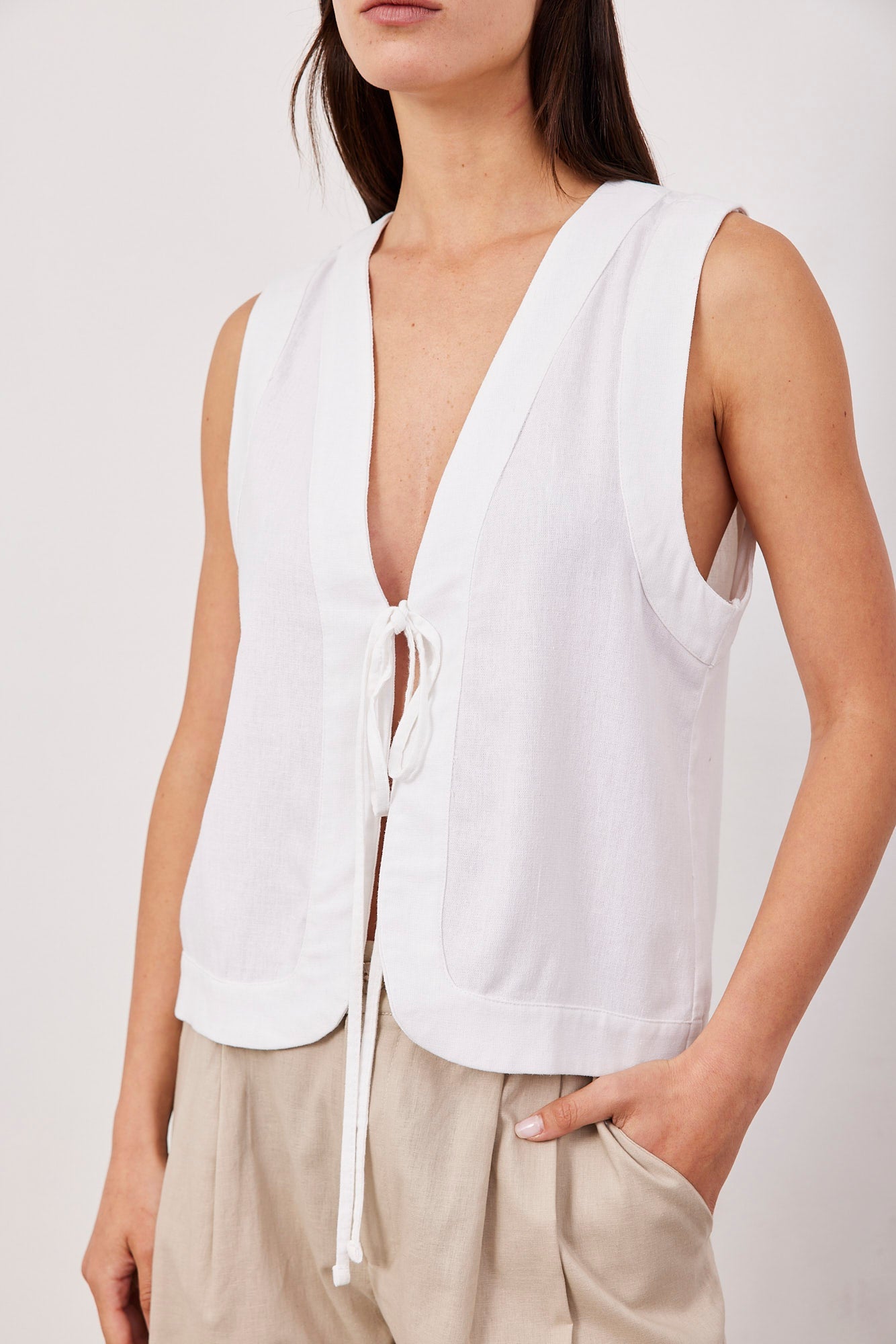 וסט בשילוב פשתן עם קשירה - ITAY BRANDS