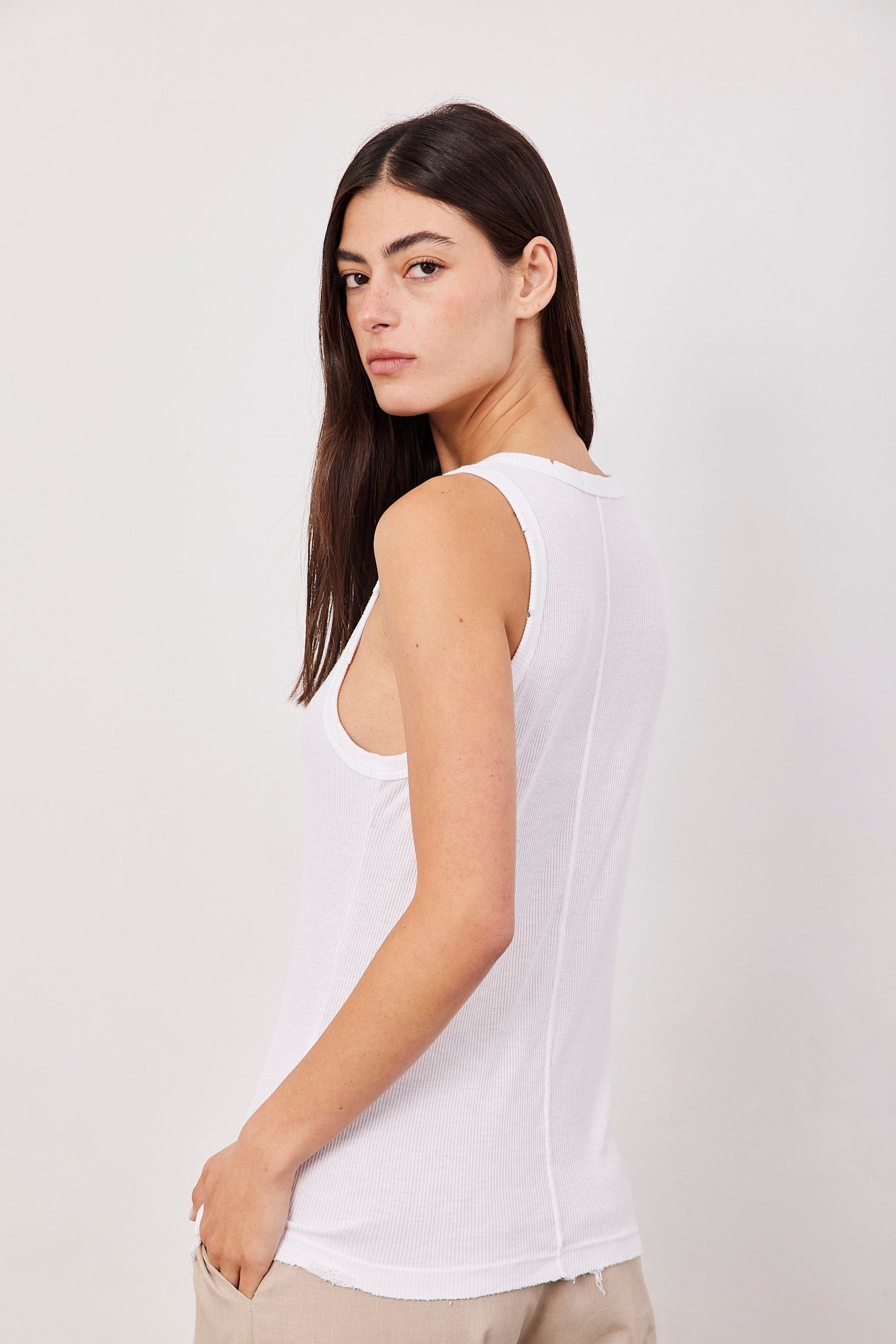 גופיה מבד רך בשילוב קרעים - ITAY BRANDS