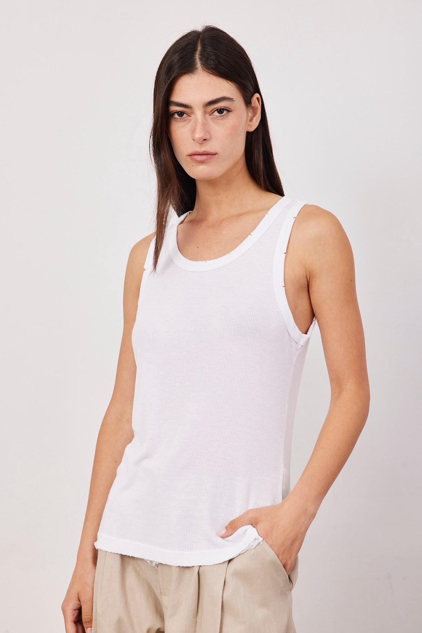 גופיה מבד רך בשילוב קרעים - ITAY BRANDS