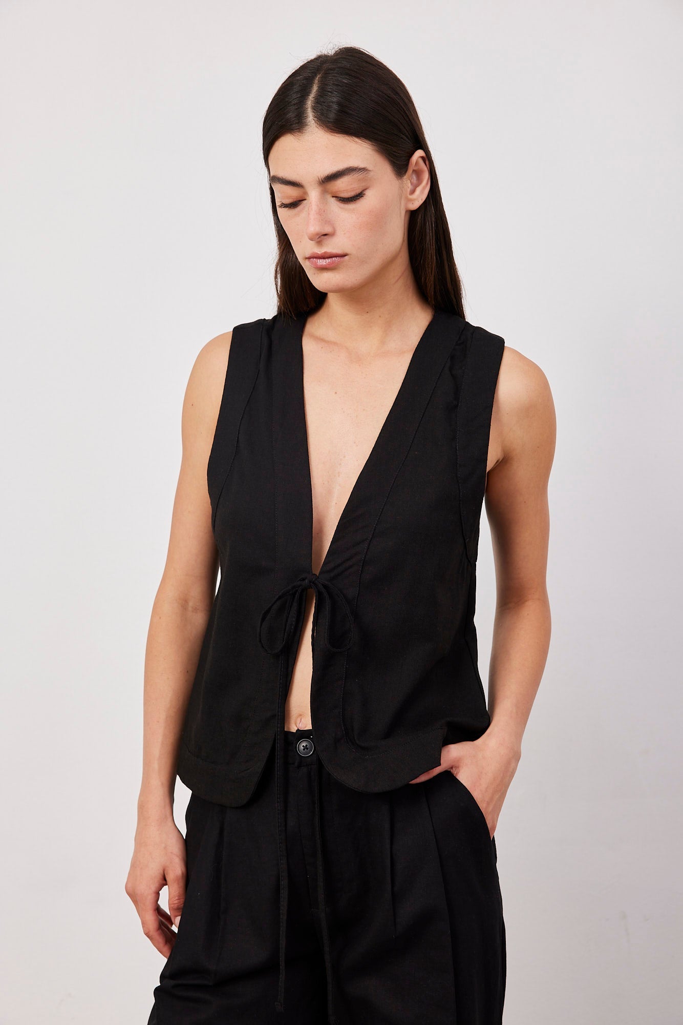 וסט בשילוב פשתן עם קשירה - ITAY BRANDS