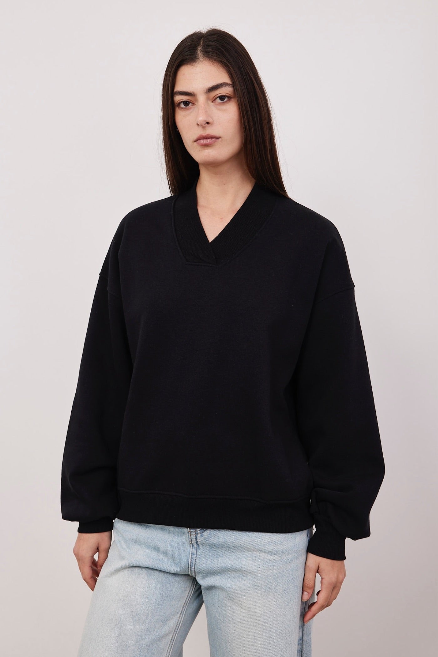 סווטשירט במפתח וי - ITAY BRANDS