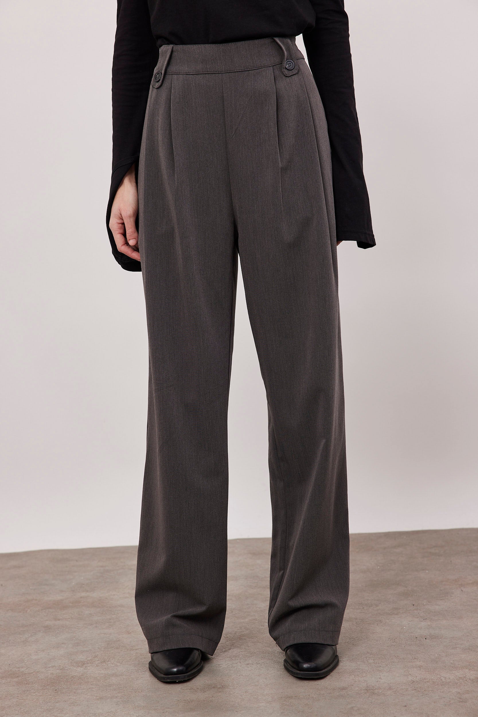 מכנסיים מחויטים מתרחבים