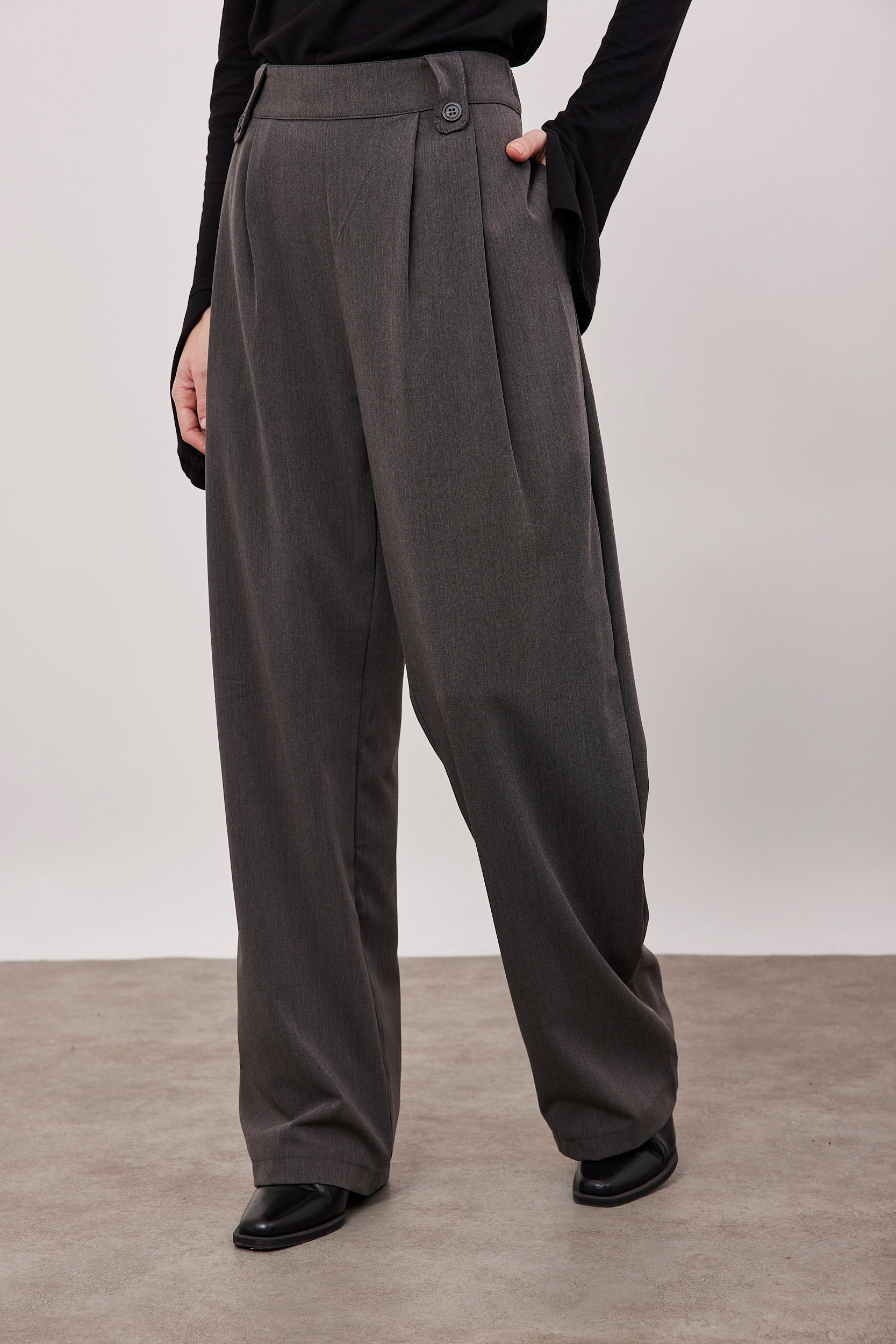 מכנסיים מחויטים מתרחבים