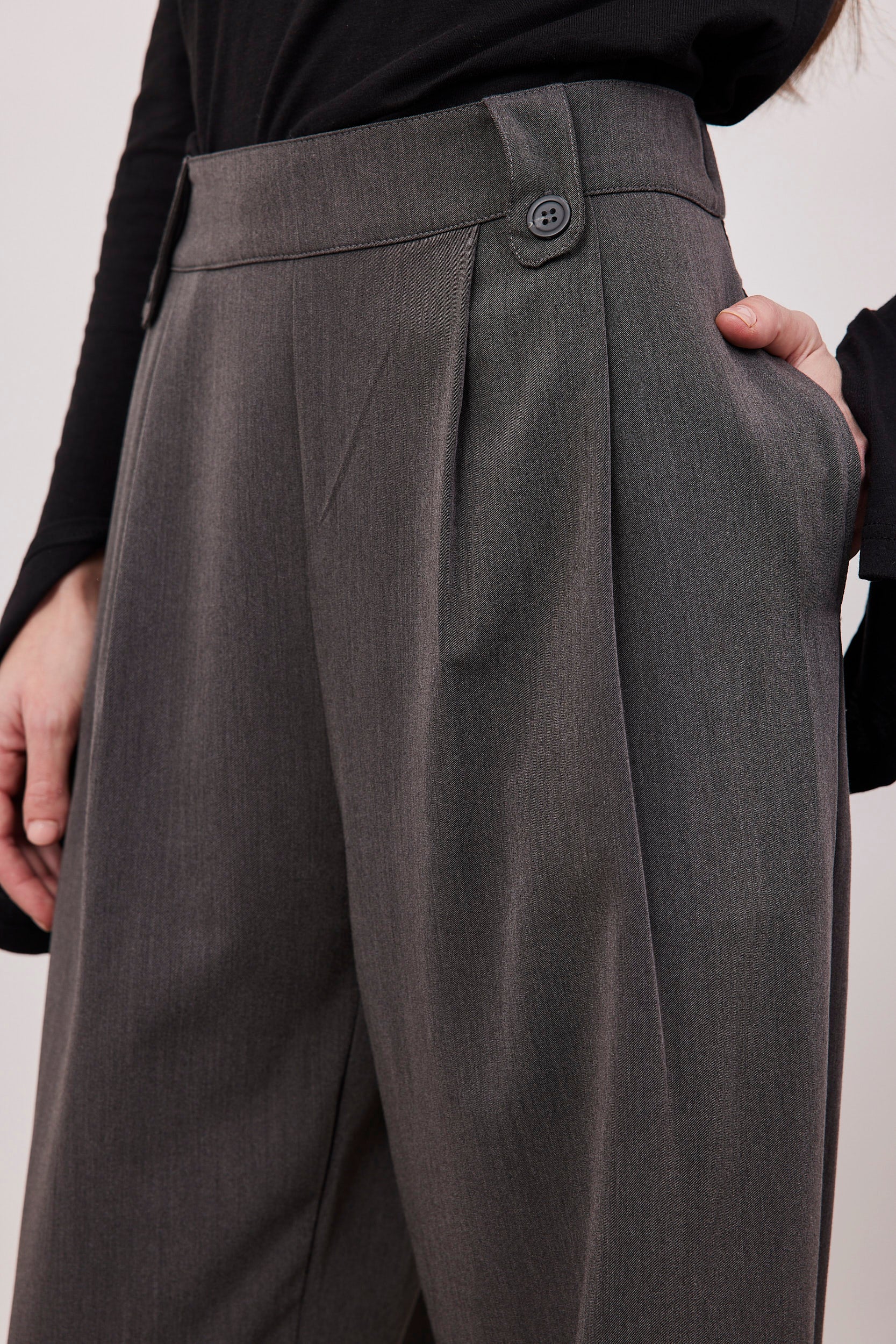 מכנסיים מחויטים מתרחבים