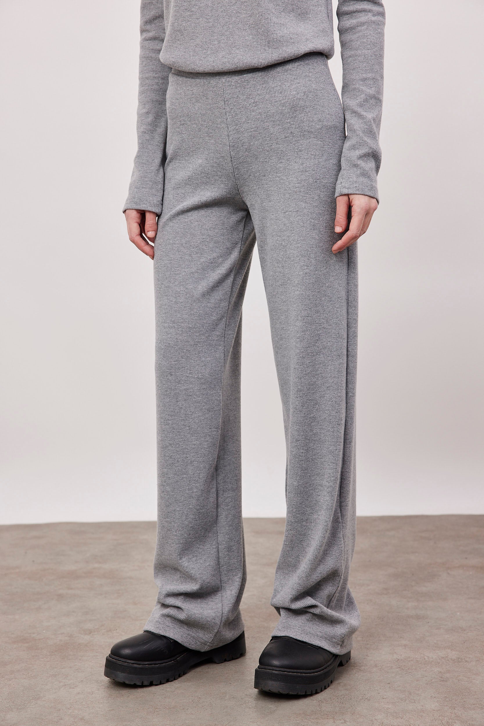 מכנסי סריג ארוכים בטקסטורה