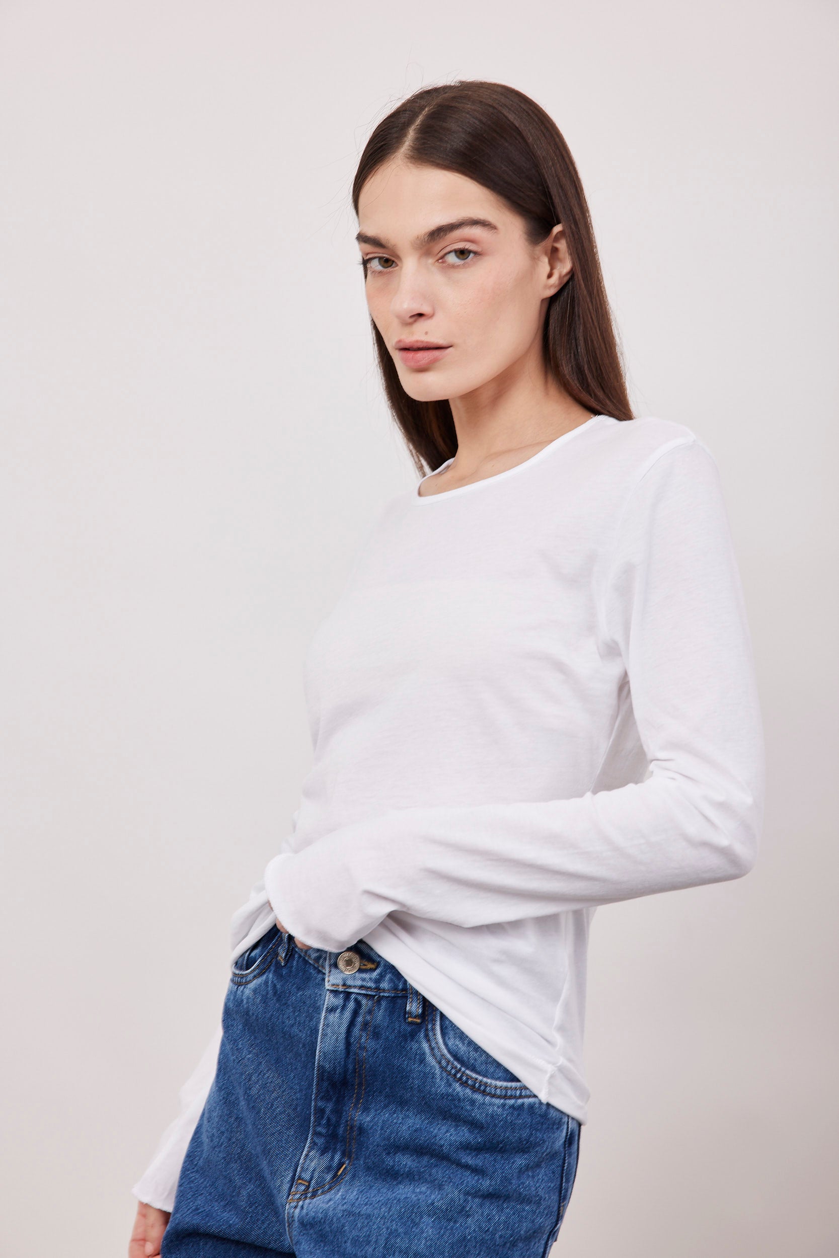 טי-שירט ארוכה בסיומת גזורה