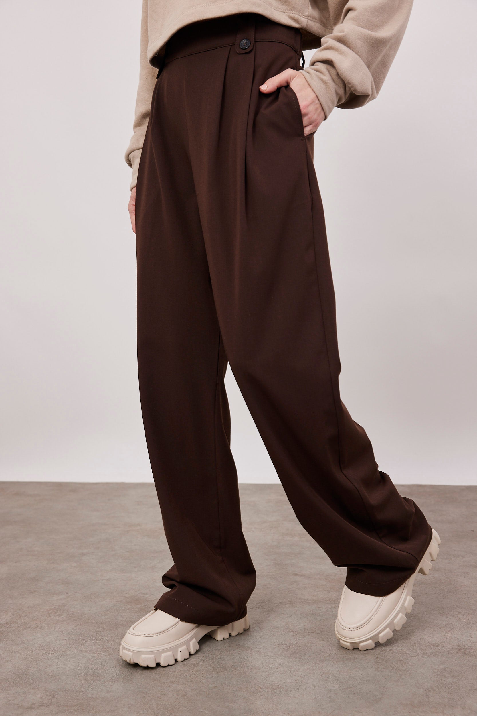 מכנסיים מחויטים מתרחבים