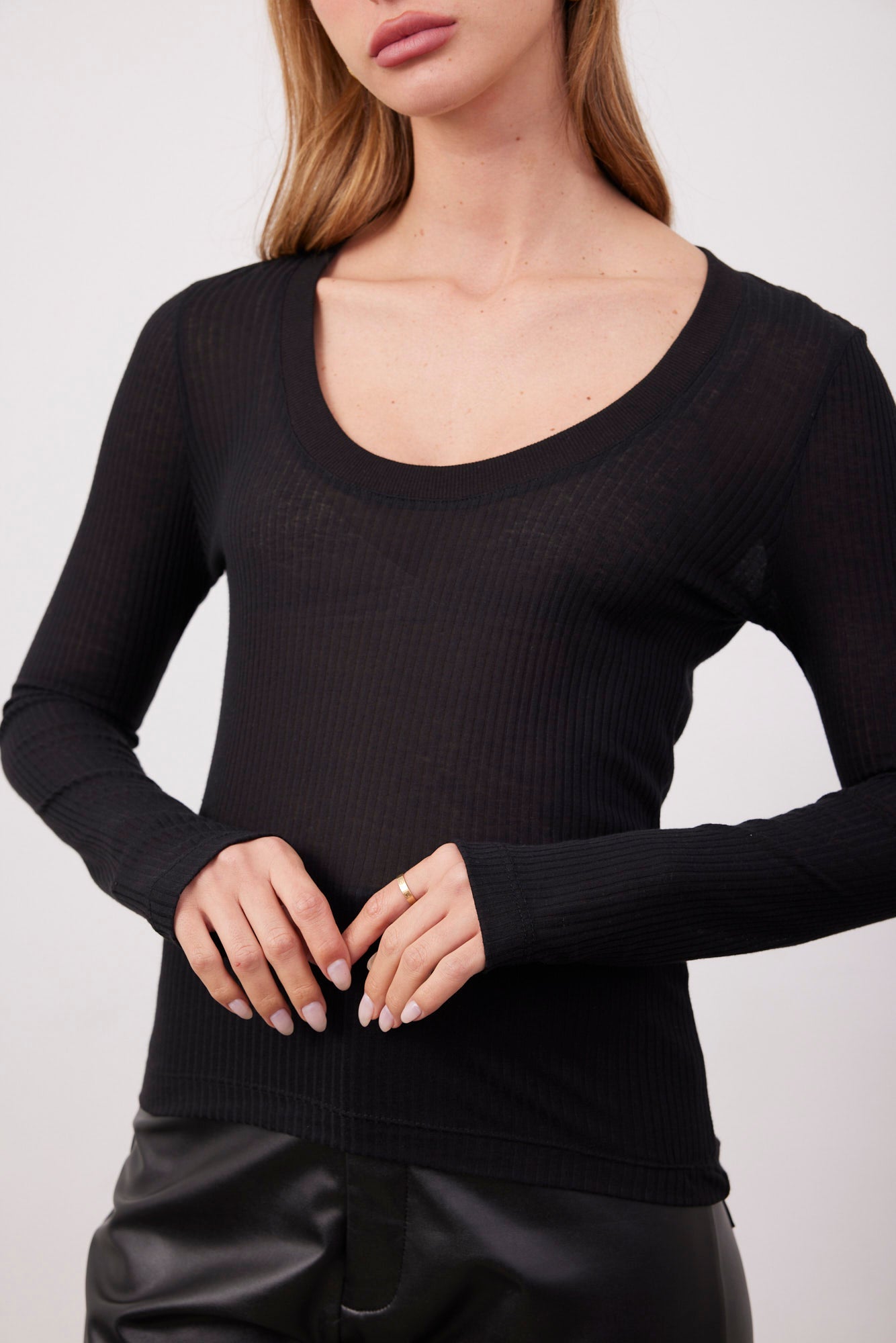 חולצה שקפקפה עם מחשוף עגול - ITAY BRANDS