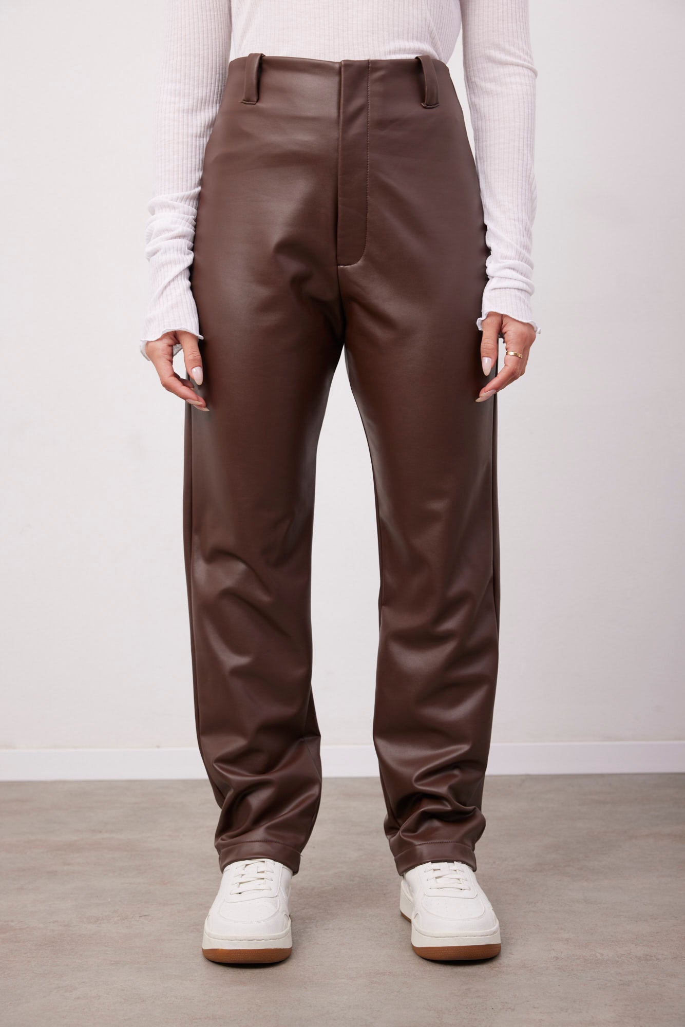 מכנסי דמוי עור עם חגורה - ITAY BRANDS