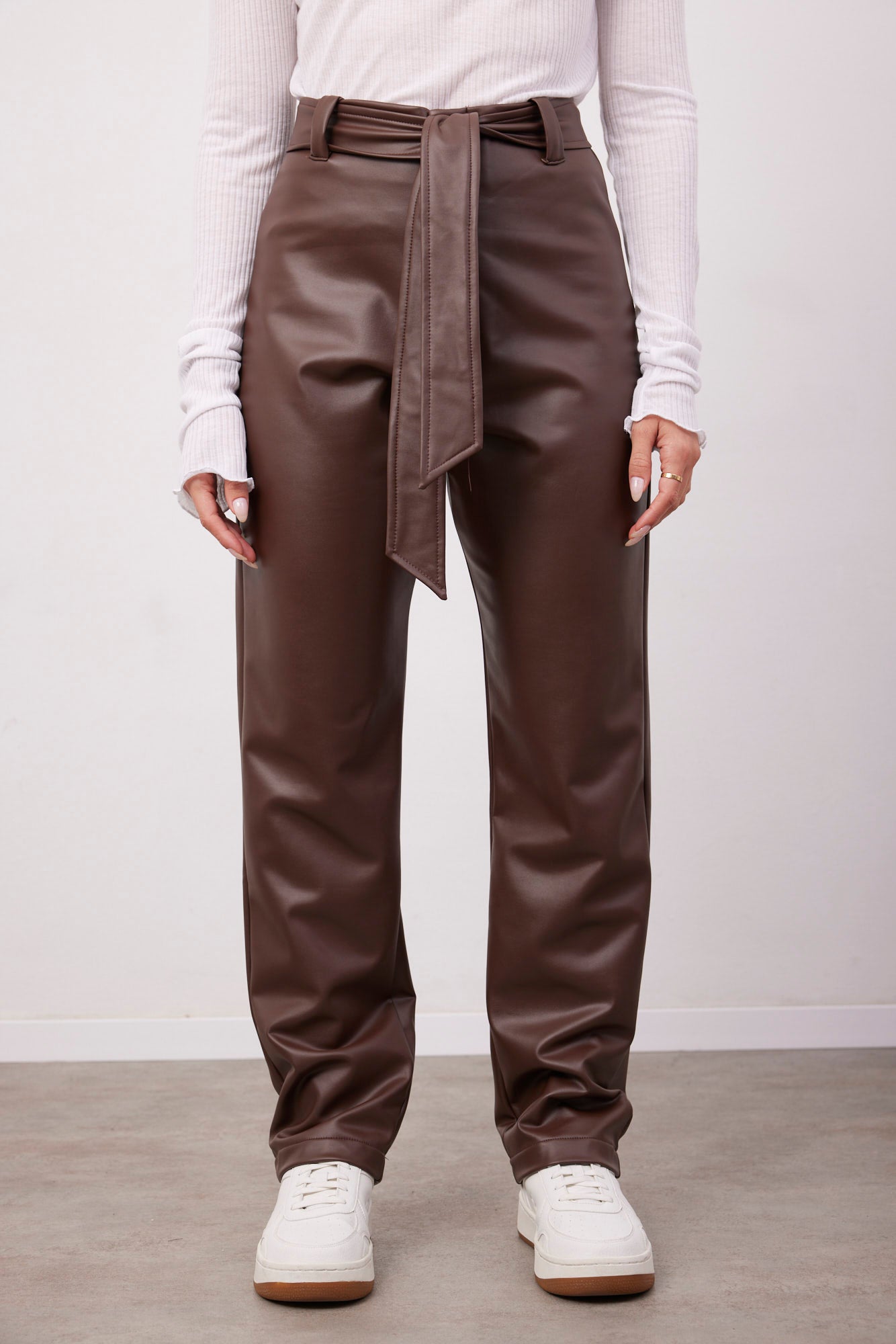 מכנסי דמוי עור עם חגורה - ITAY BRANDS