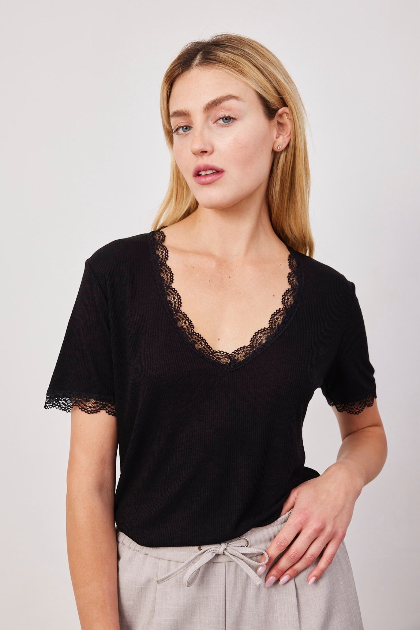 טי-שרט עם סיומת תחרה - ITAY BRANDS