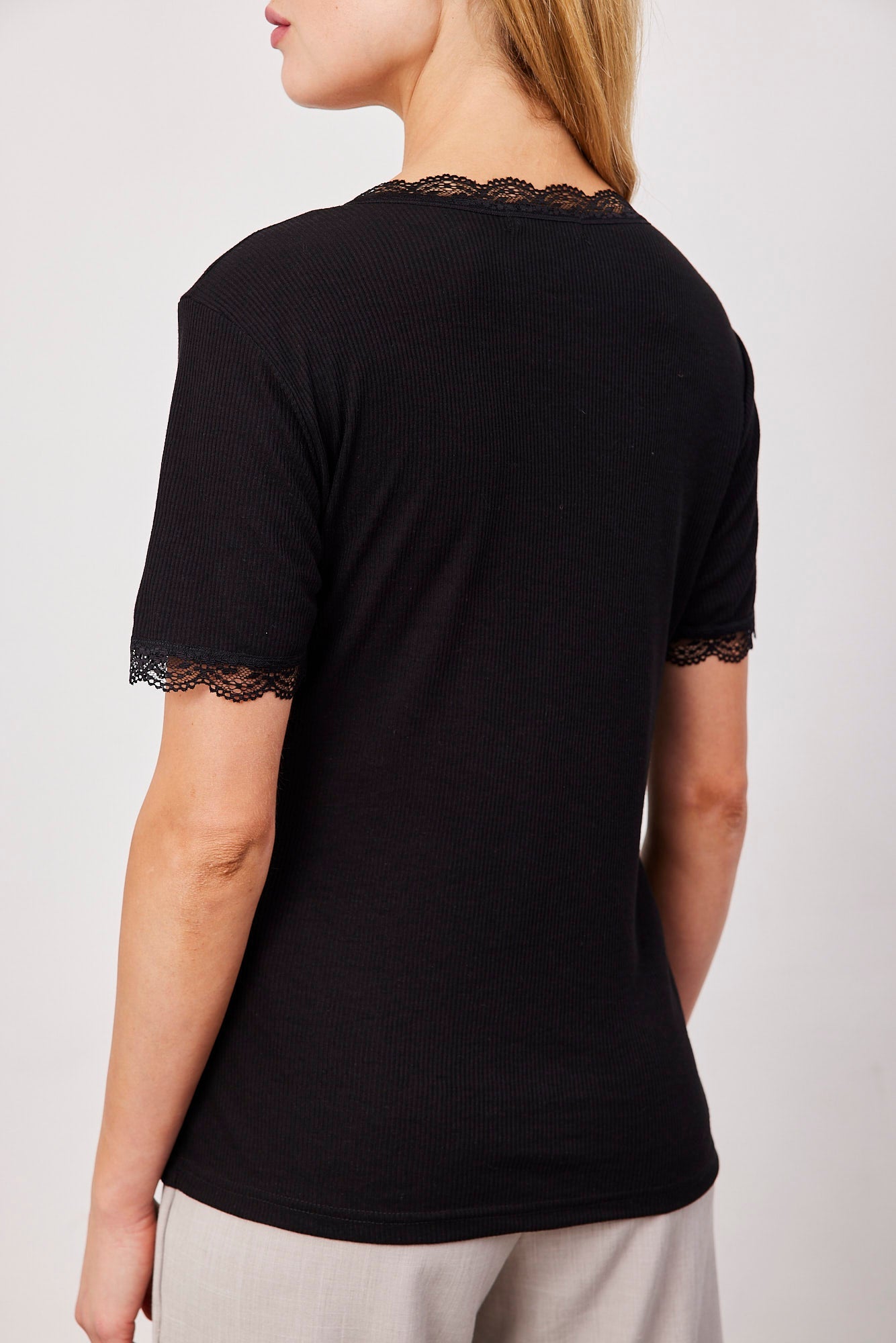 טי-שרט עם סיומת תחרה - ITAY BRANDS