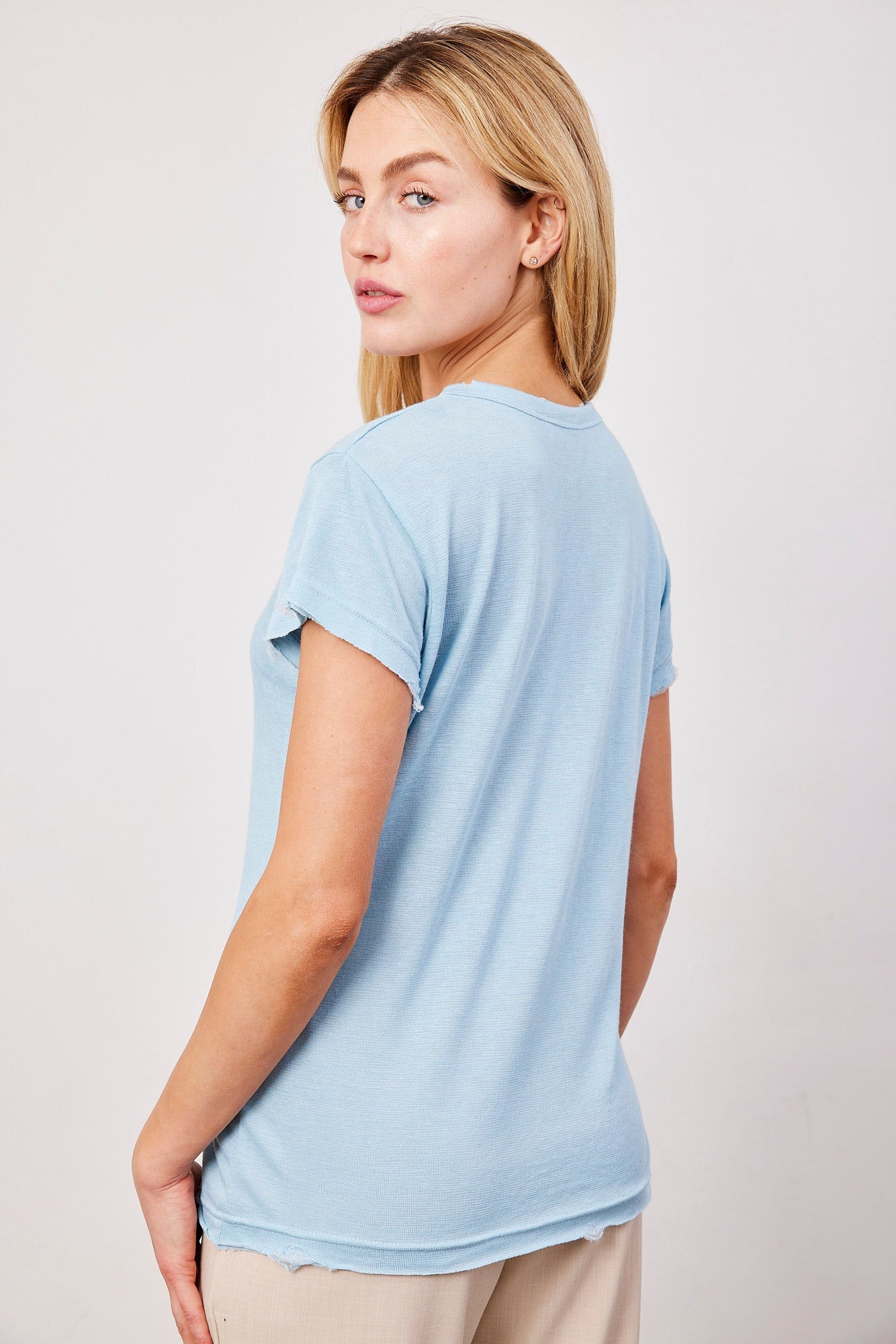 טי-שרט וי בסיומת פרומה - ITAY BRANDS