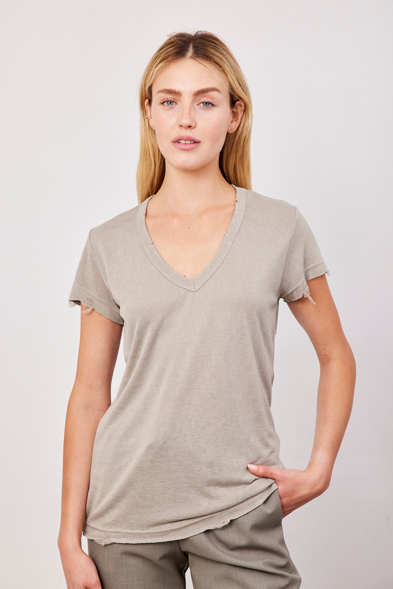 טי-שרט וי בסיומת פרומה - ITAY BRANDS