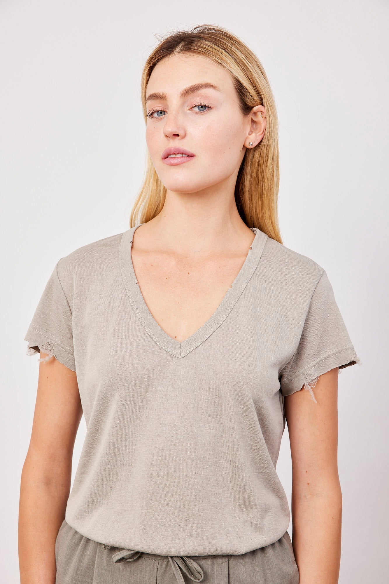 טי-שרט וי בסיומת פרומה - ITAY BRANDS