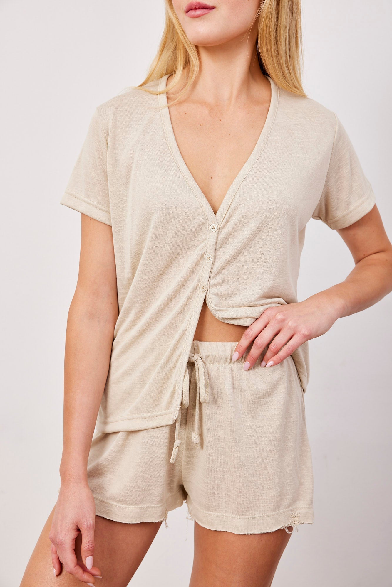 טי-שרט במראה פשתן עם כפתורים - ITAY BRANDS