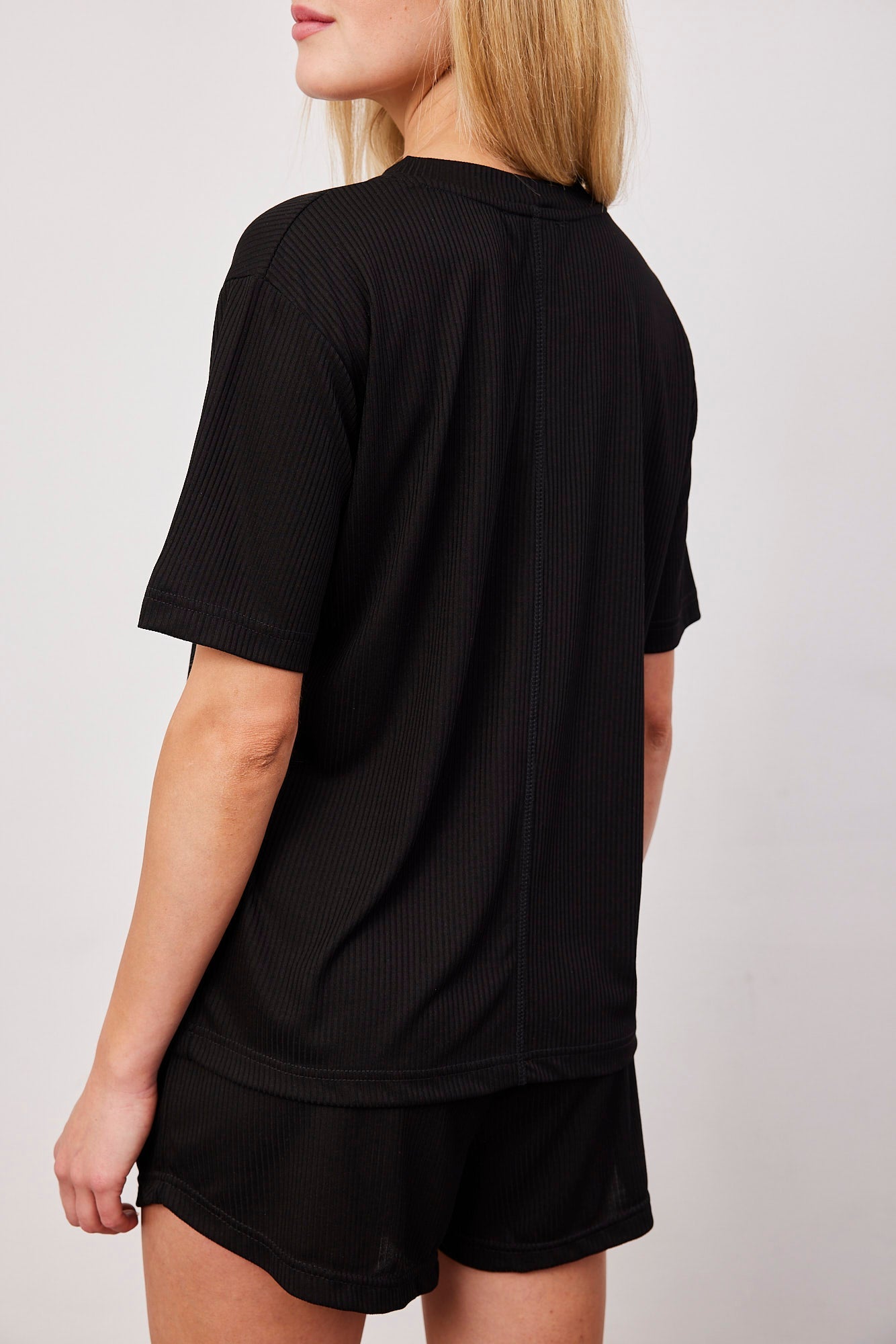 חליפת שורטס בטקסטורת פסים