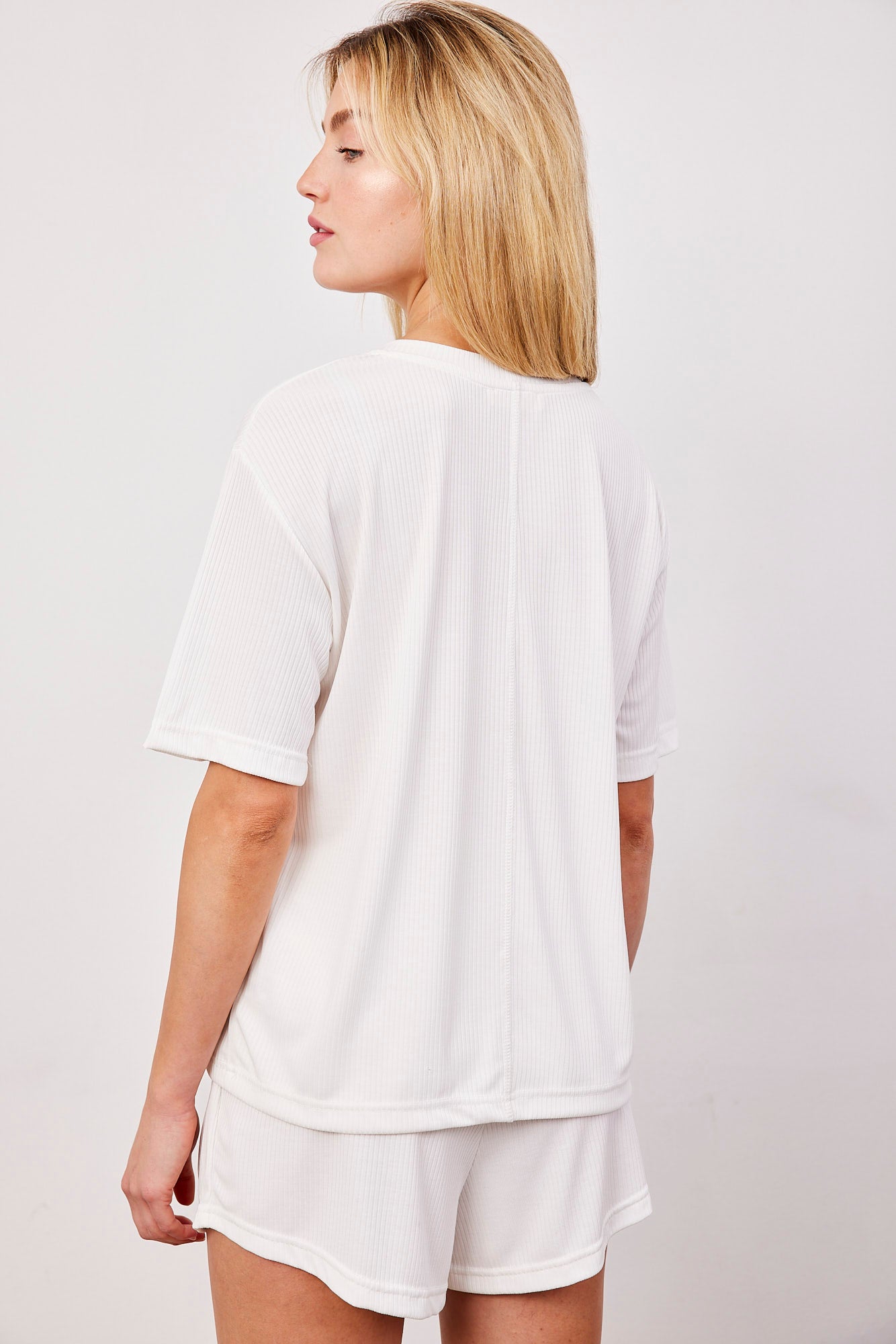 חליפת שורטס בטקסטורת פסים