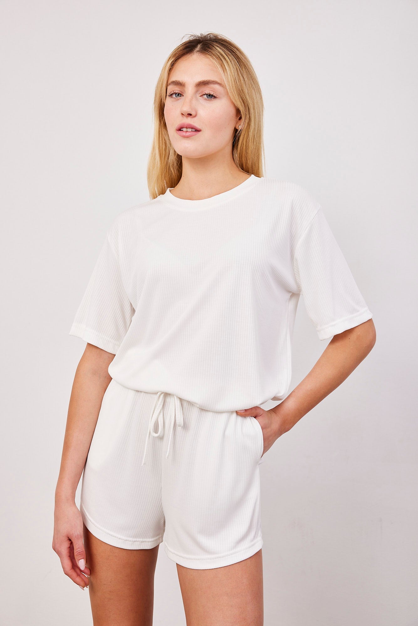 חליפת שורטס בטקסטורת פסים