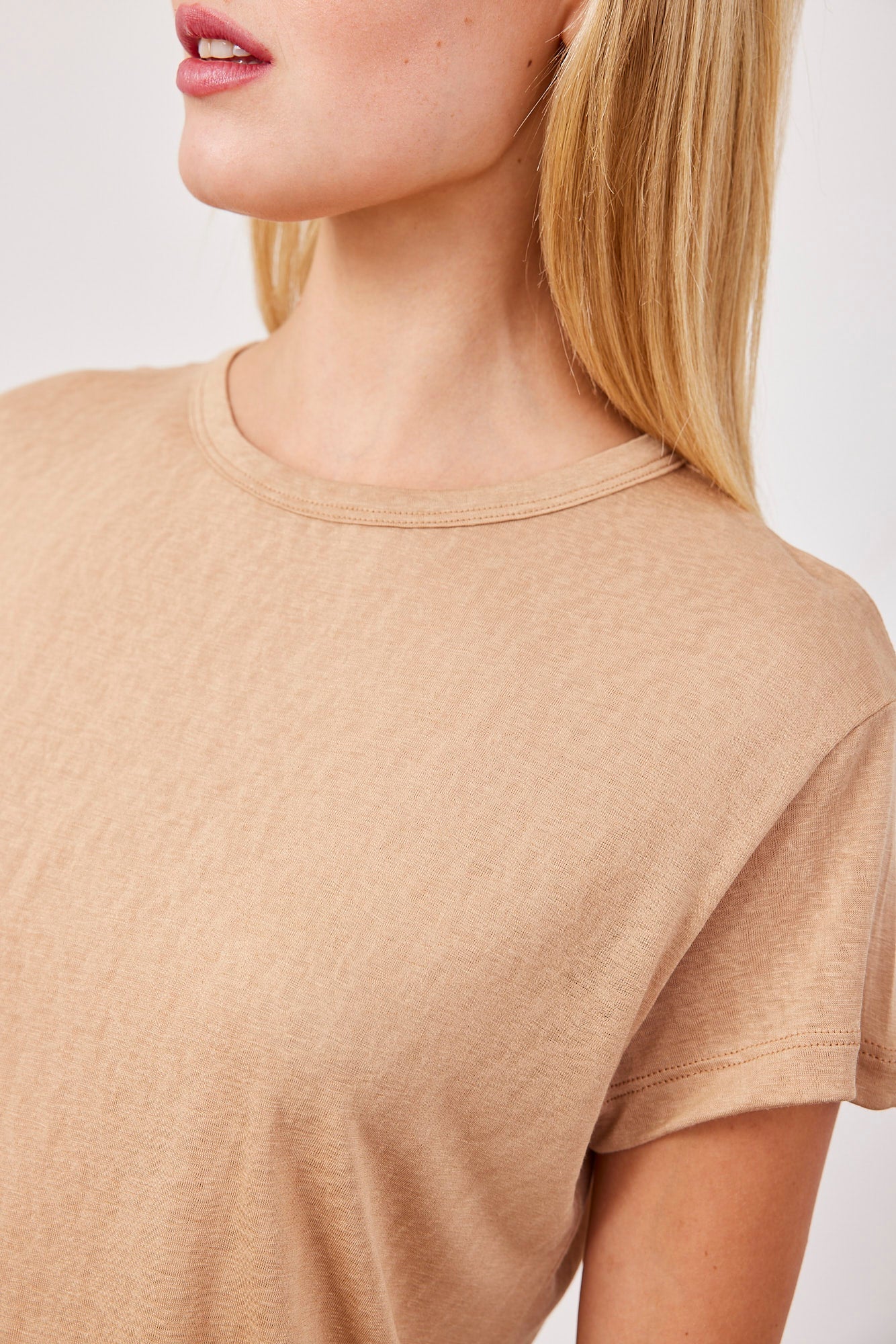 טי-שרט ניקי מבד שקפקף - ITAY BRANDS