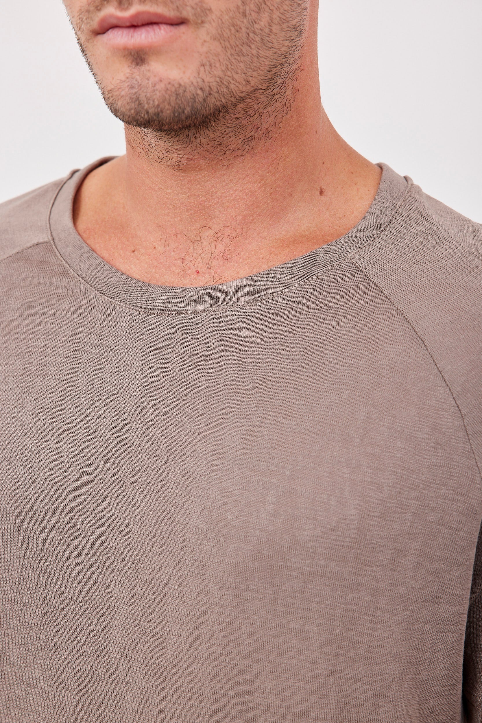 טי-שרט רגלן במראה פשתן