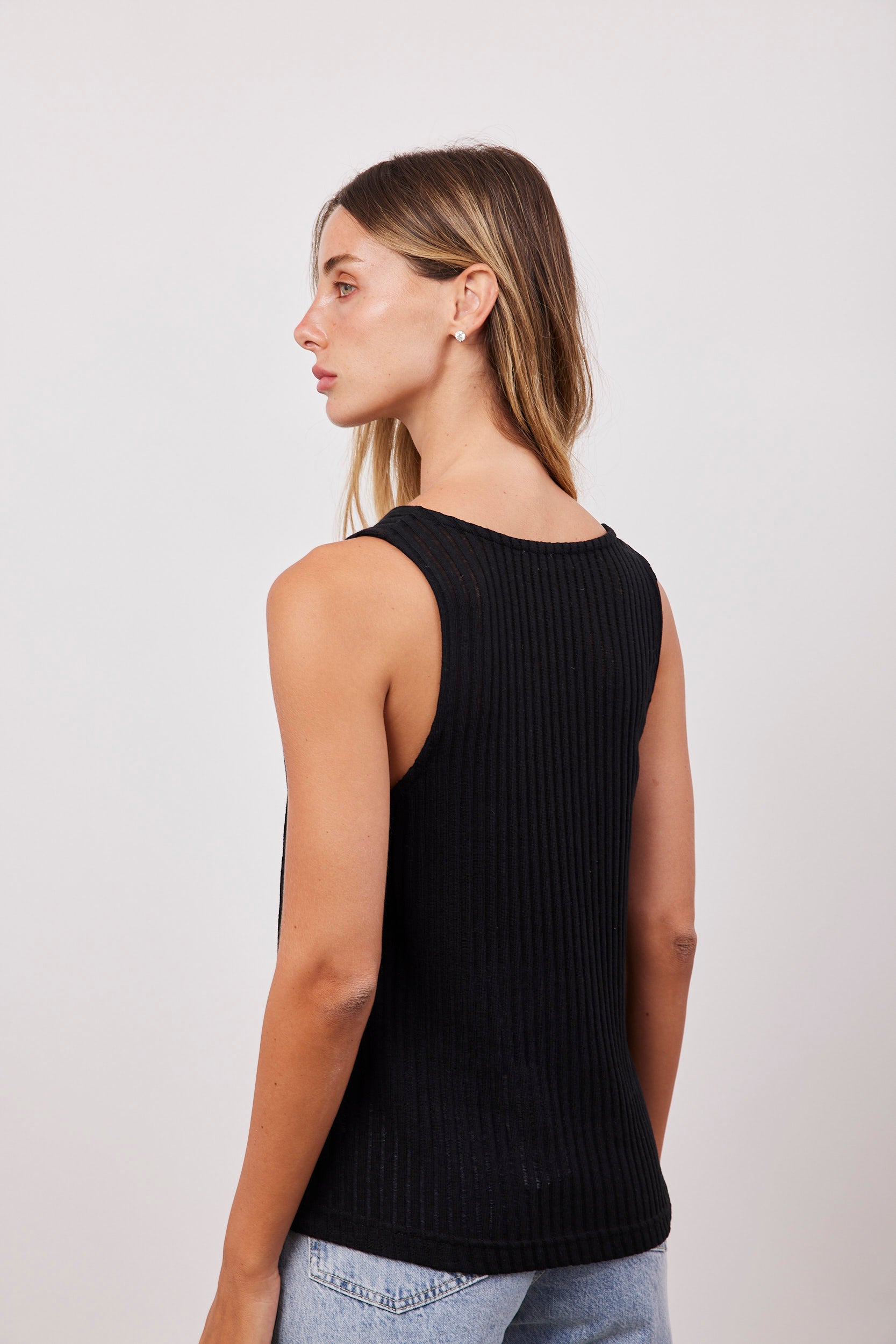 גופייה עם פתח בטקסטורת פסים