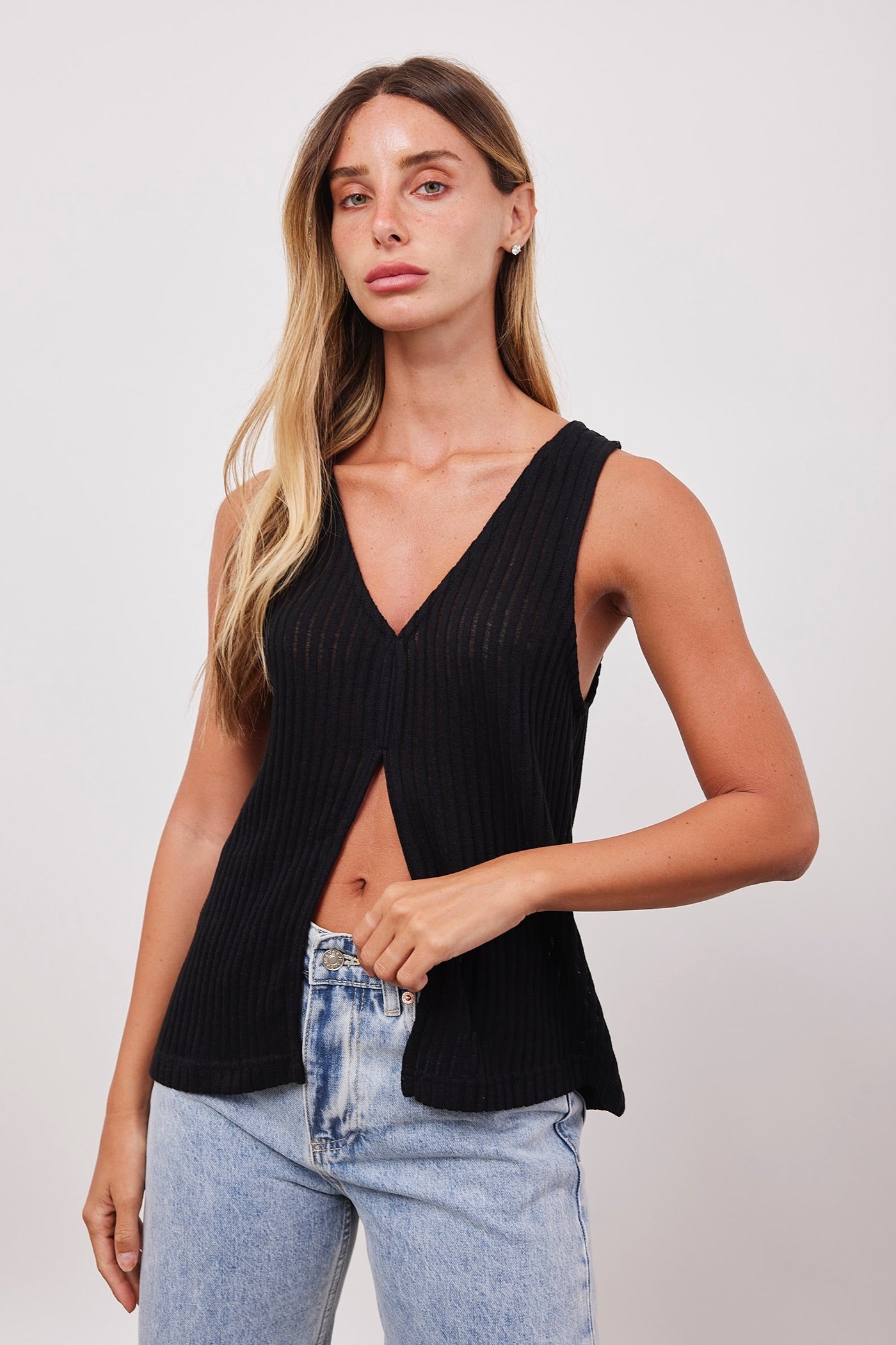 גופייה עם פתח בטקסטורת פסים