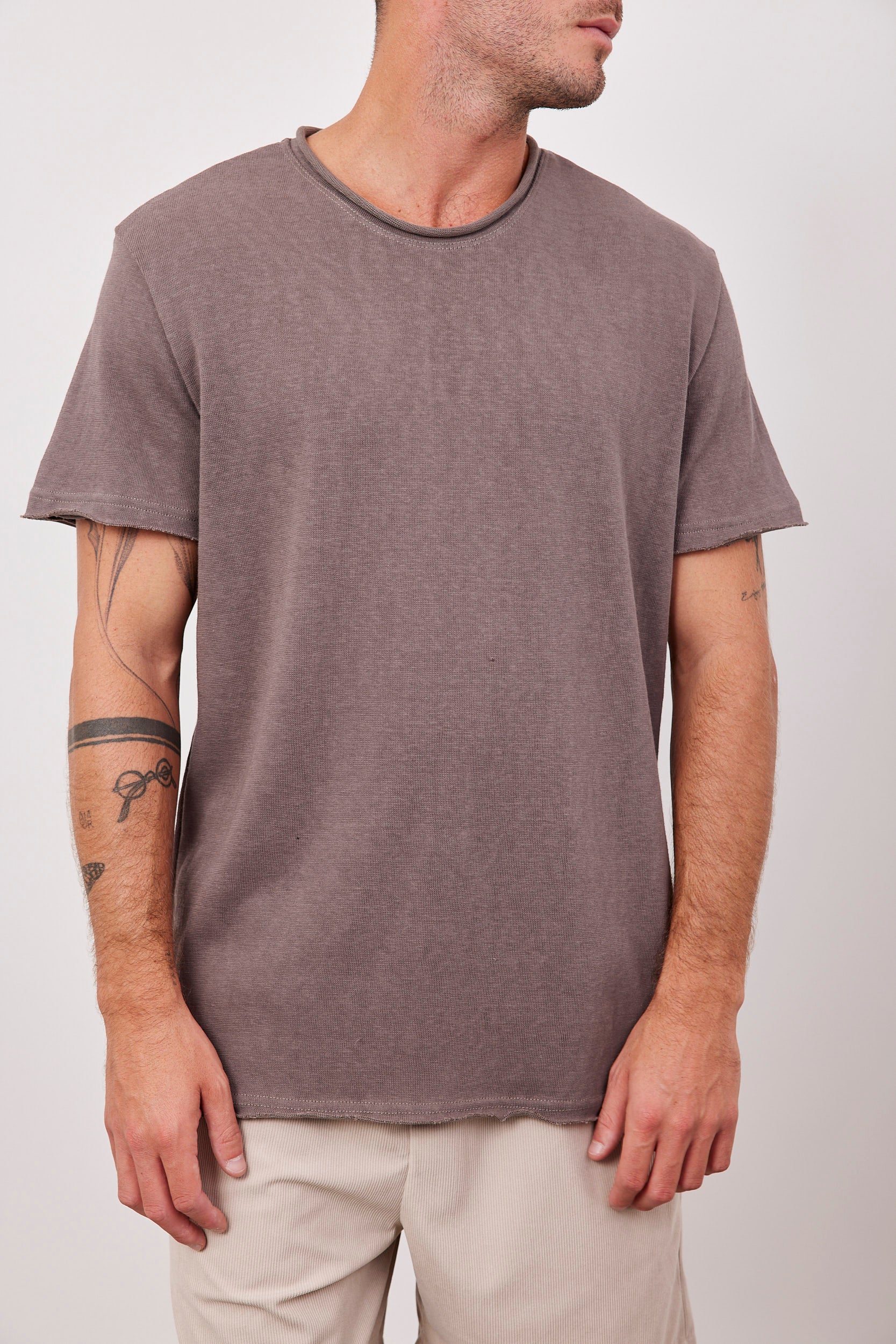 טישרט במראה פשתן בסיומת גזורה