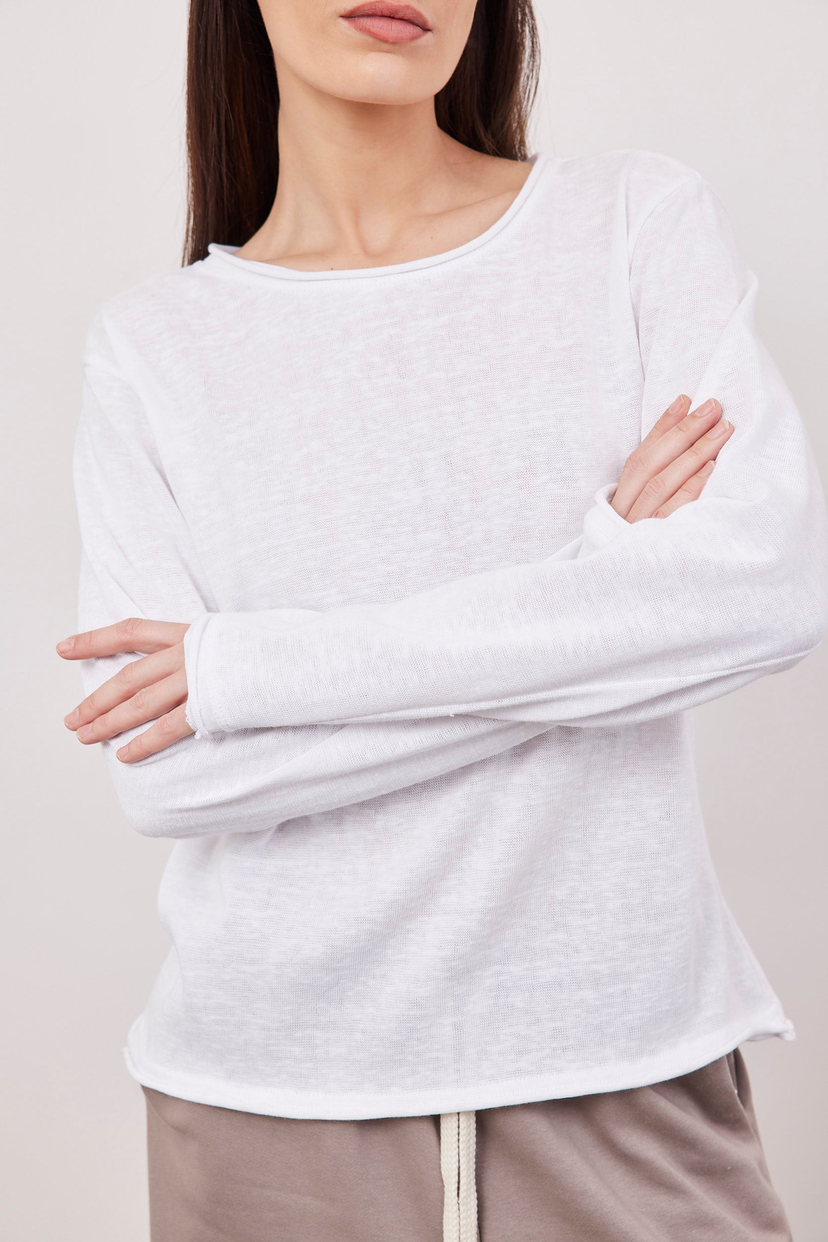 חולצה בטקסטורה סיומת גזורה